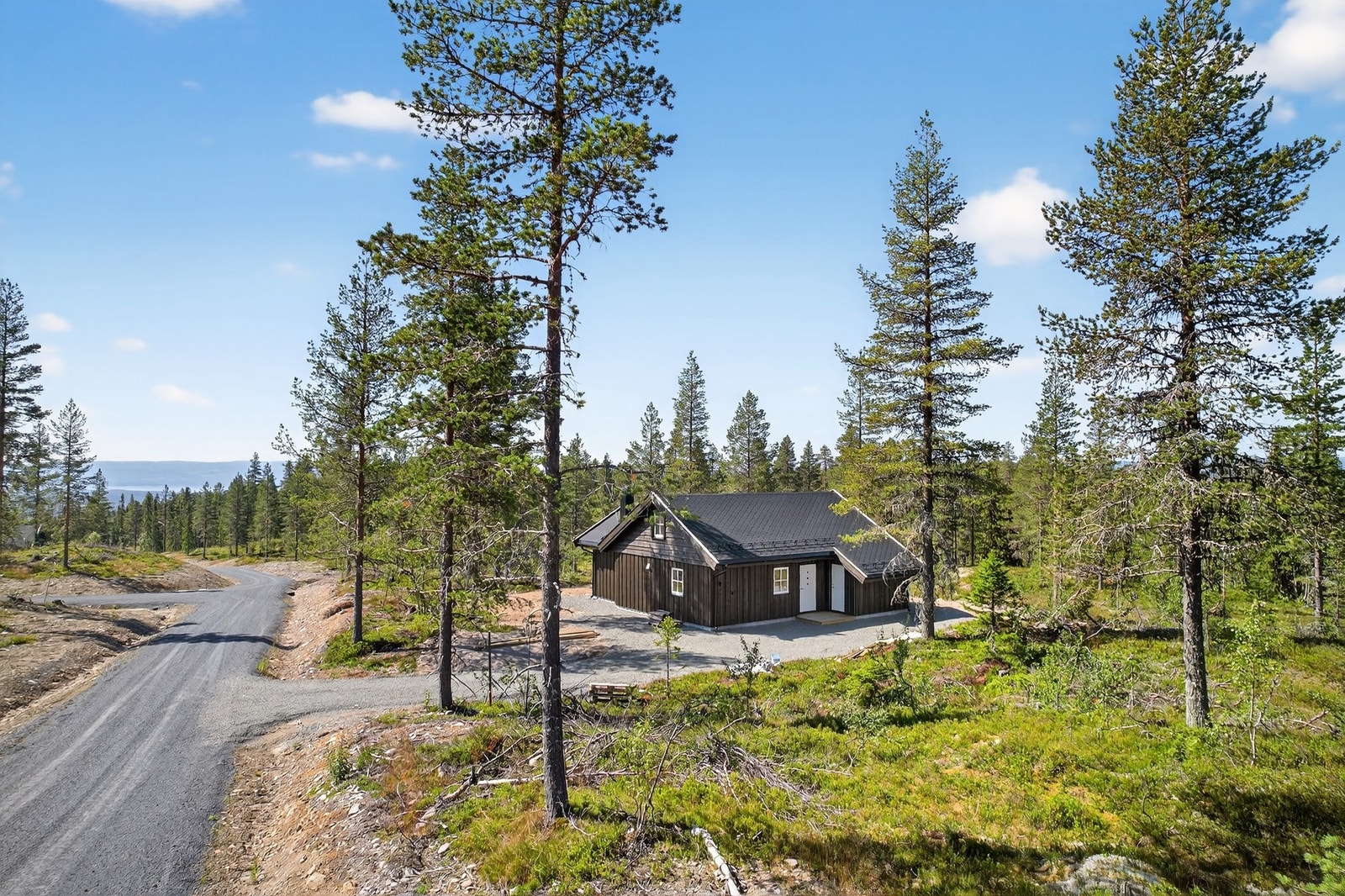 Det er umiddelbar nærhet til skiløyper, samt et flott turterreng på sommerstid. Bildet er ikke av selve hytta. Galleribilde