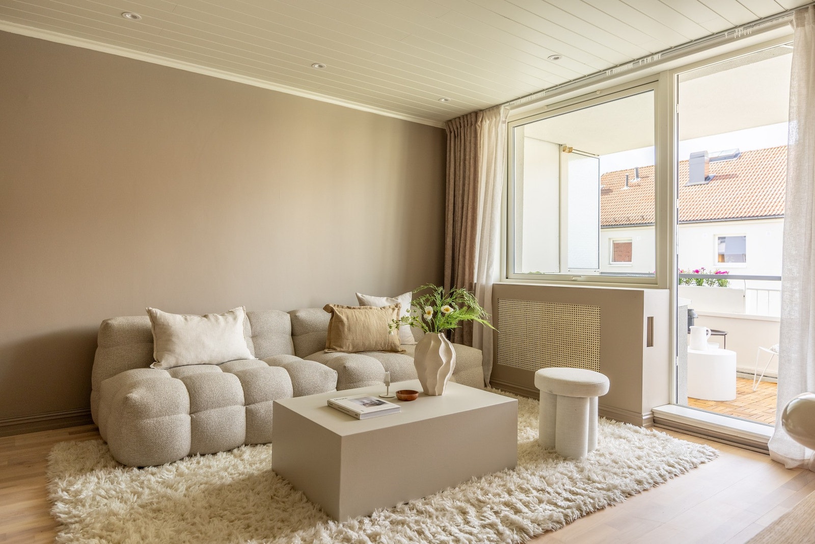 Leiligheten har store vindusflater fra 2019 som slipper inn rikelig med naturlig lys. Galleribilde