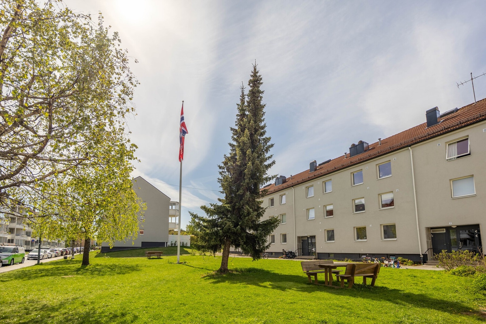 Felles område med berg og en stor gresslette. Galleribilde