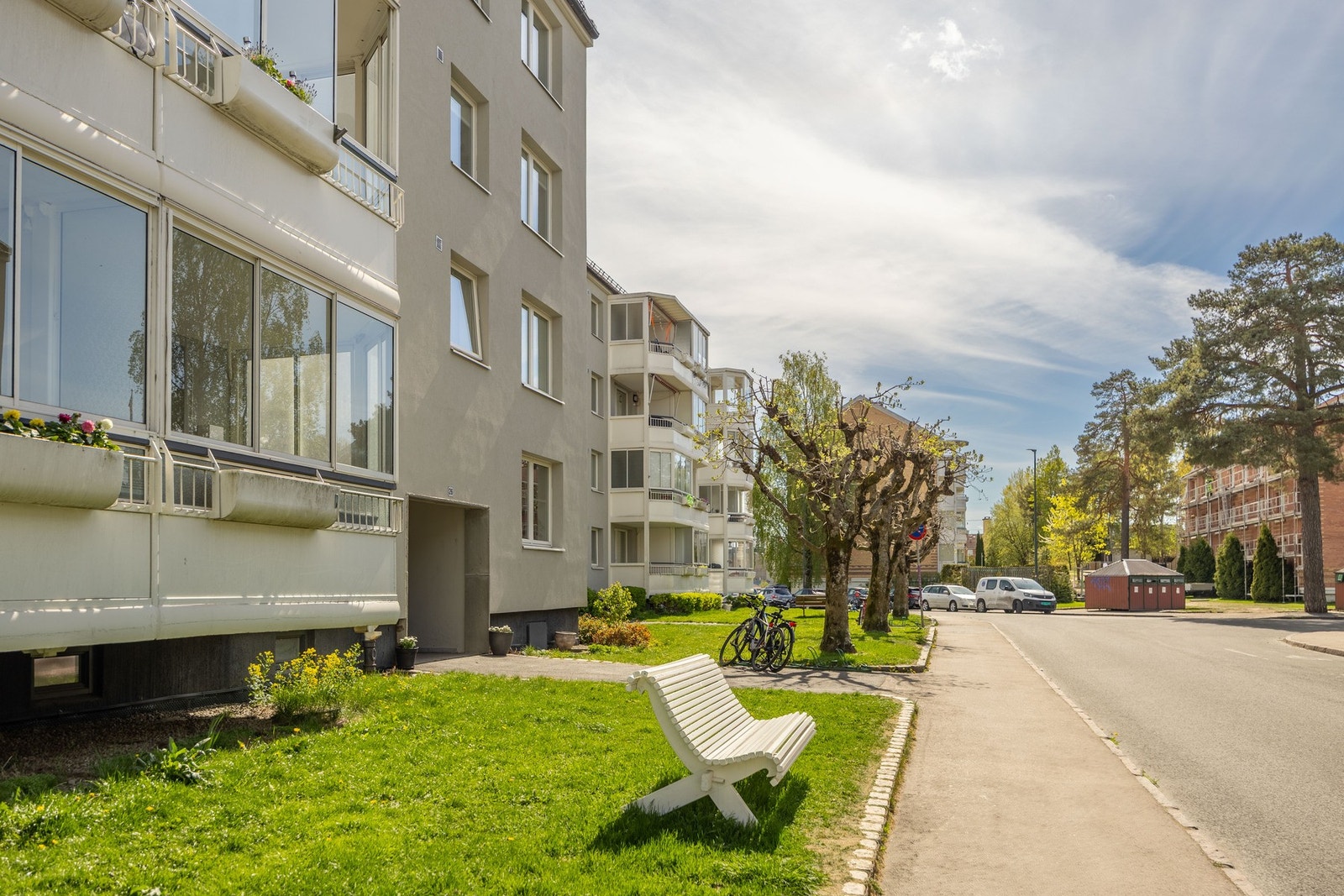 Veldrevet aksjelag med god vedlikeholdshistorikk. Adressen sokner til Karlsrud skole. Galleribilde