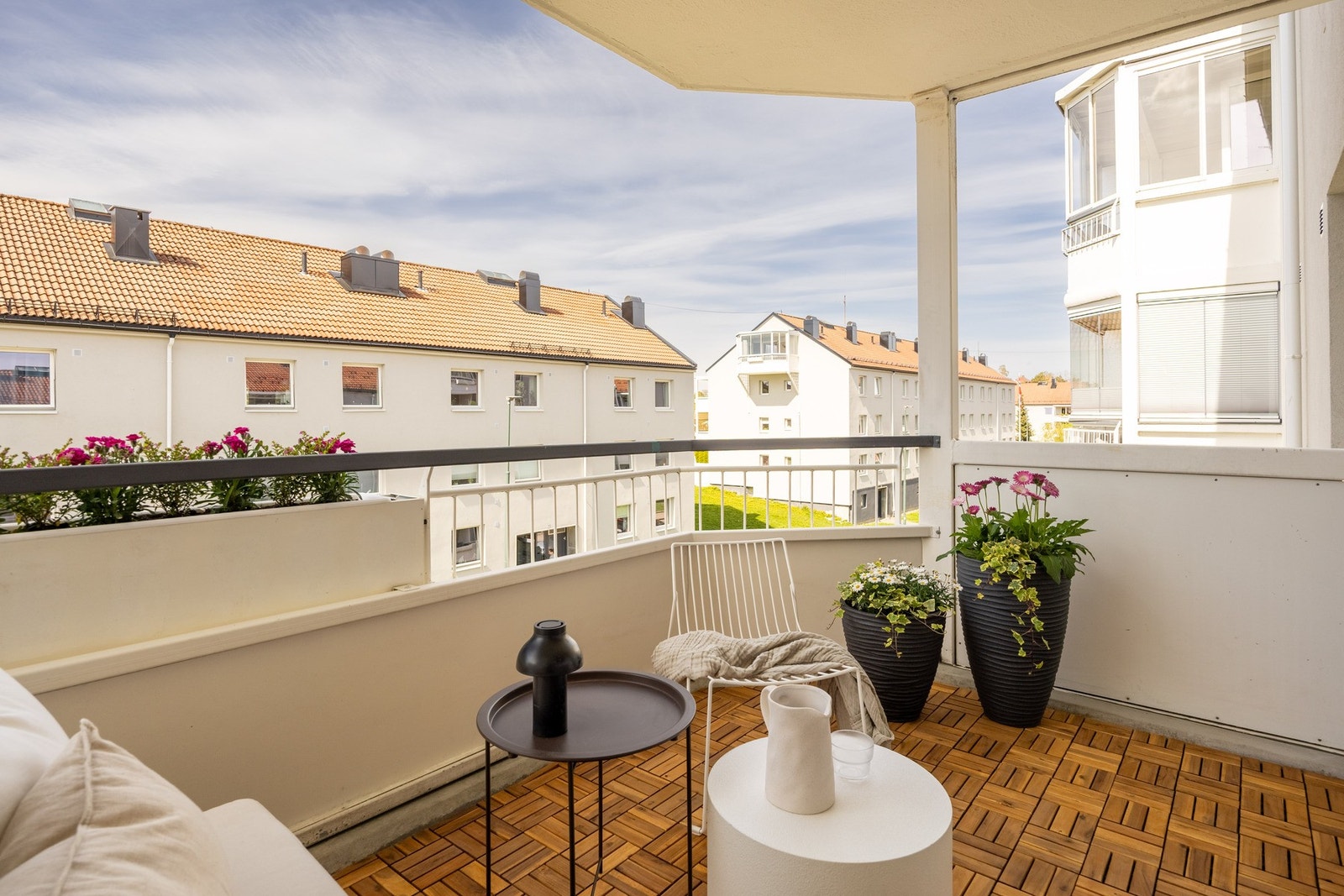 På balkongen ble det lagt i 2026 tremmegulv. Galleribilde