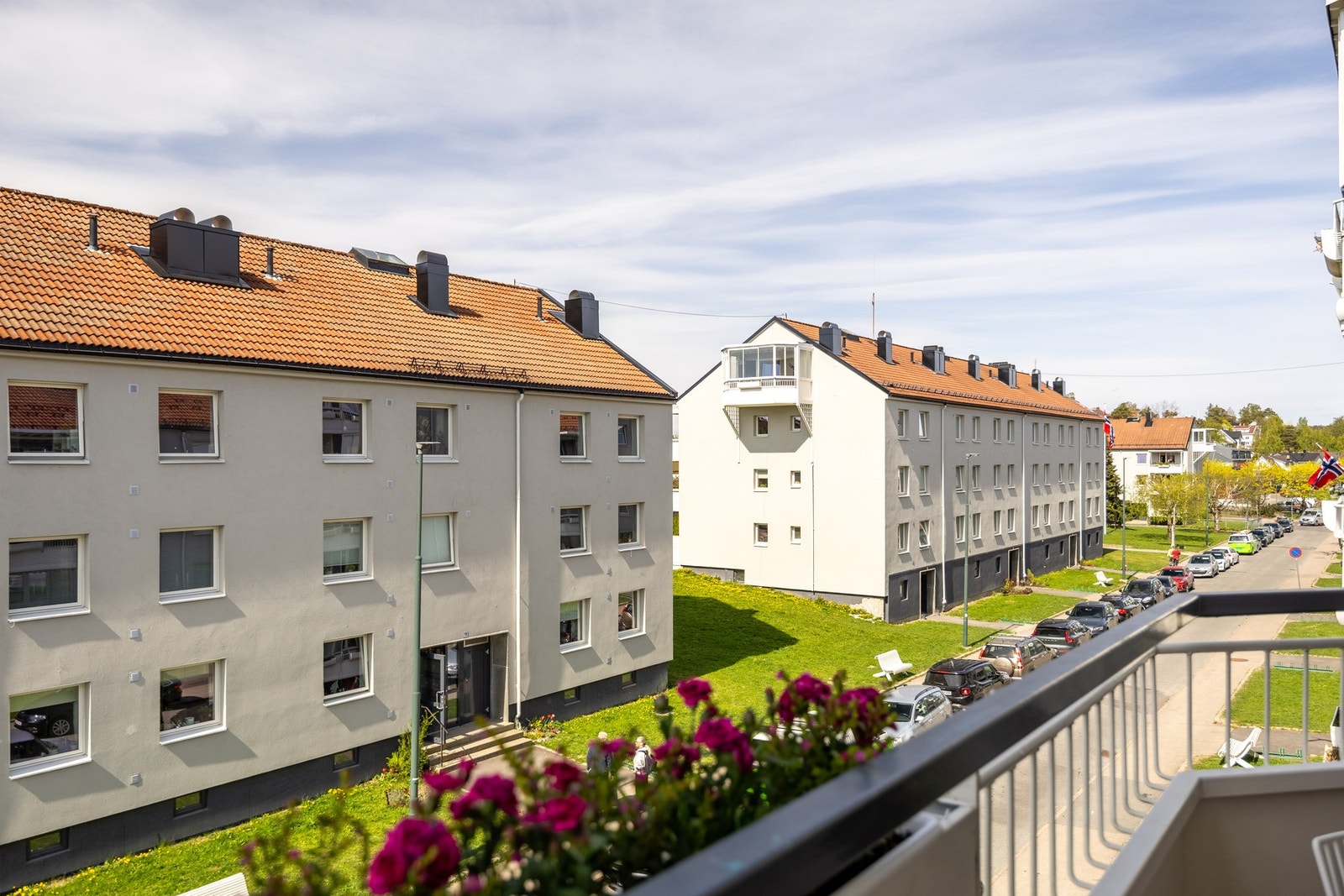 Påkostet, gjennomgående 3-roms i 3. etasje med solrik vestvendt balkong. Galleribilde
