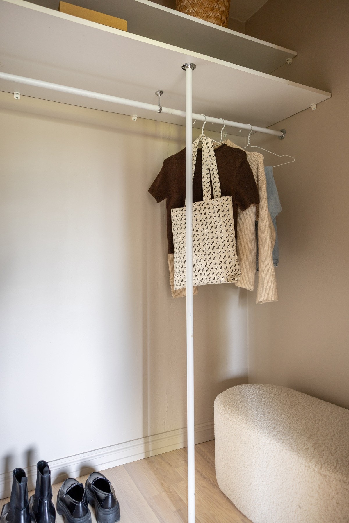 Skyvedørsgarderobe i entré med rikelig oppbevaringsmuligheter. Galleribilde