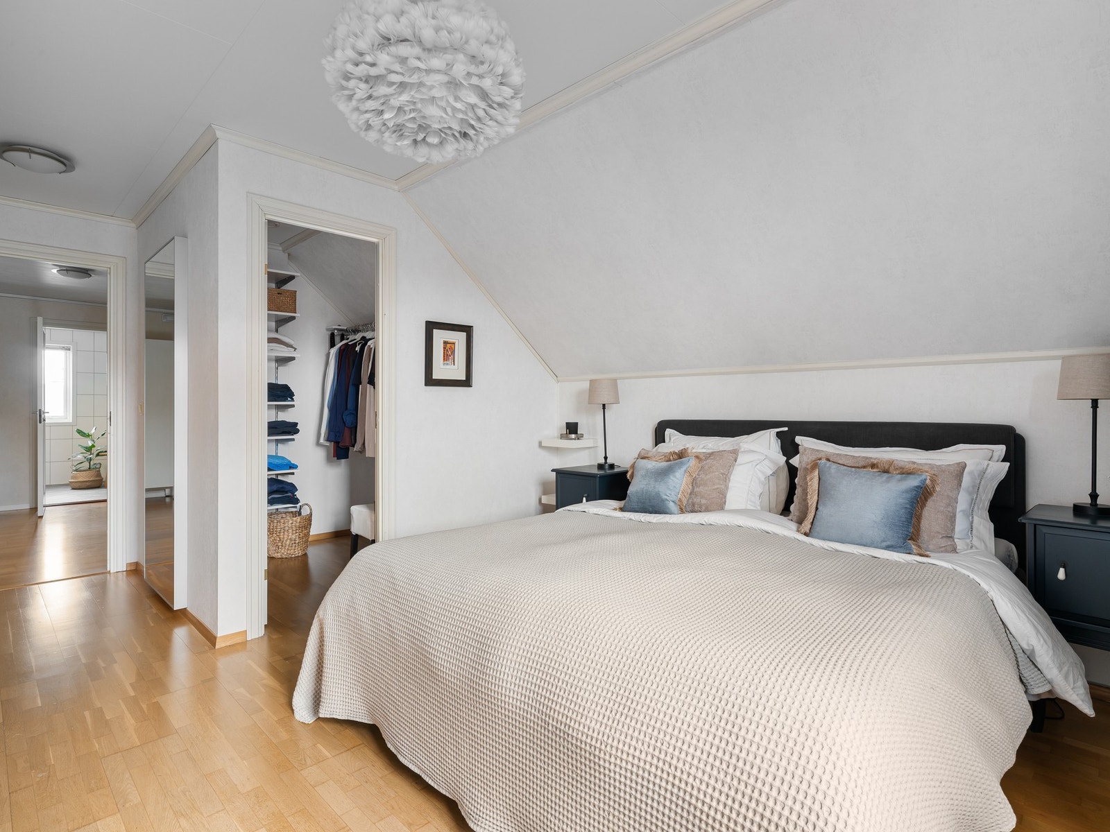 Boligen har totalt fire soverom, hvorav tre av de er i boligens hoveddel og et i boligens uteleiedel. Alle tre soverommene i hoveddelen er praktisk plassert i boligen øverste etasje. Galleribilde