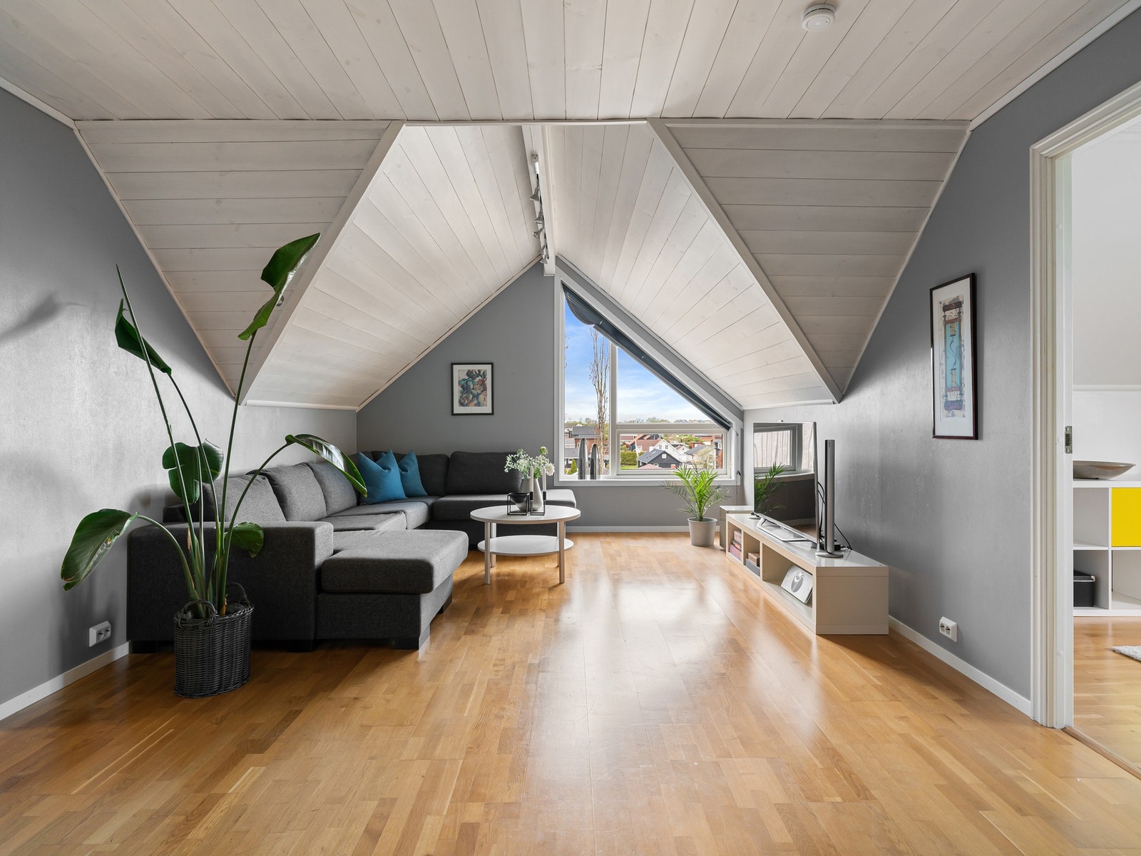 Loftstuen fungerer som et ekstra oppholdsrom, med plass til både lek og avslapning. De store vinduene gir rikelig med naturlig lys og skaper en lys og luftig stemning. Galleribilde