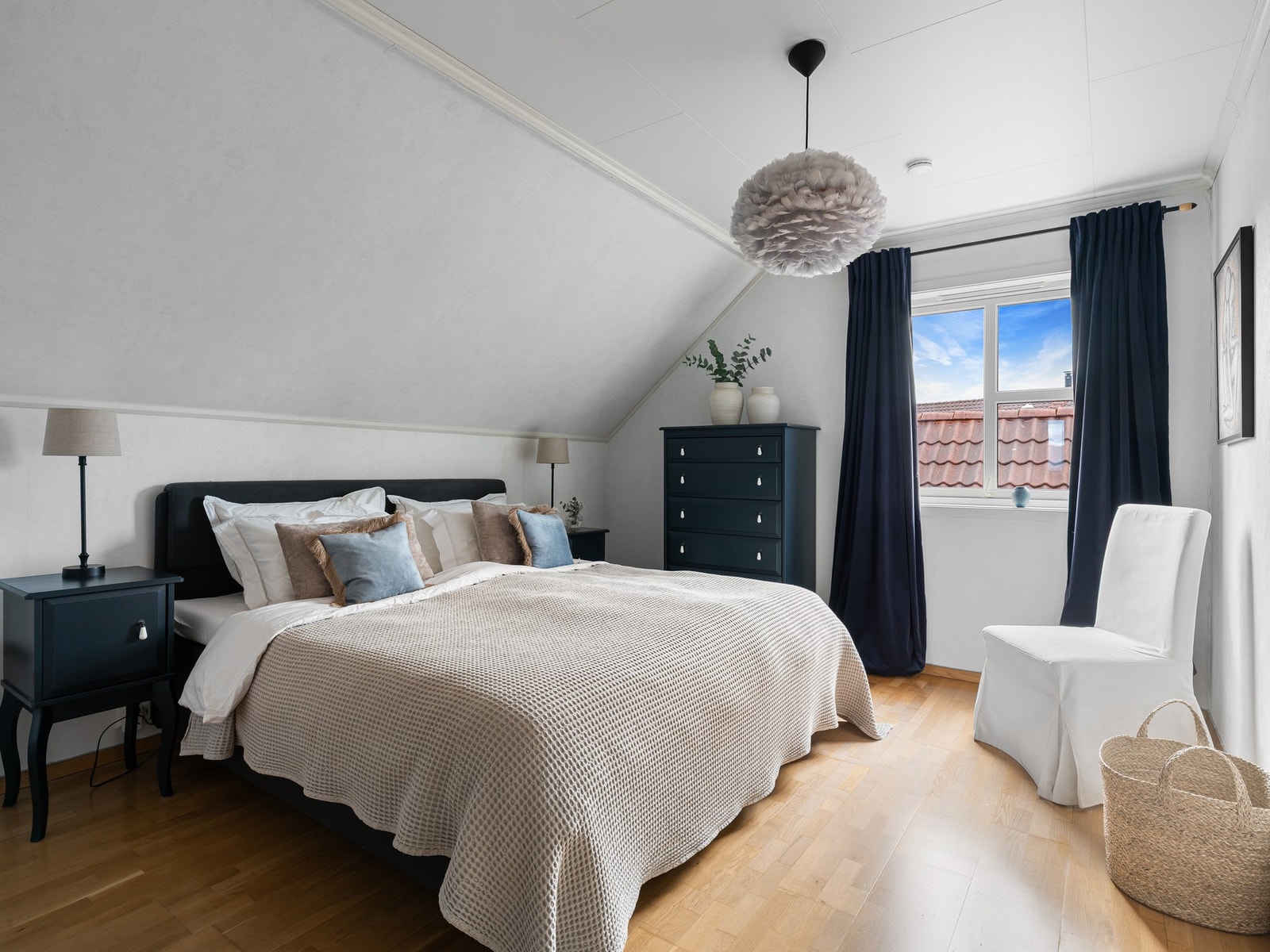 Hovedsoverommet er romslig, med plass til en dobbeltseng og nattbord på hver si side. I tilknytning til hovedsoverommet er det direkte adkomst til et praktisk garderobeløsning. Galleribilde