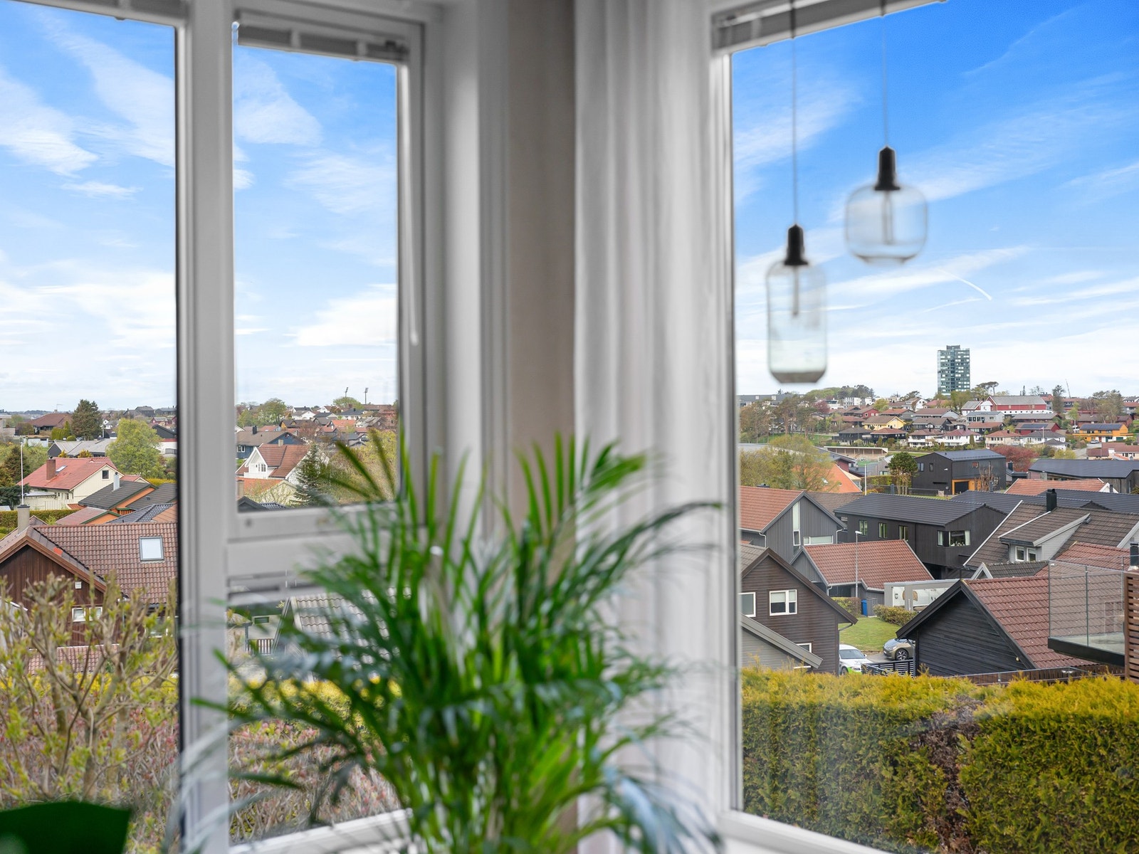 Fra stuen har en flott utsikt over nærområdet. Galleribilde