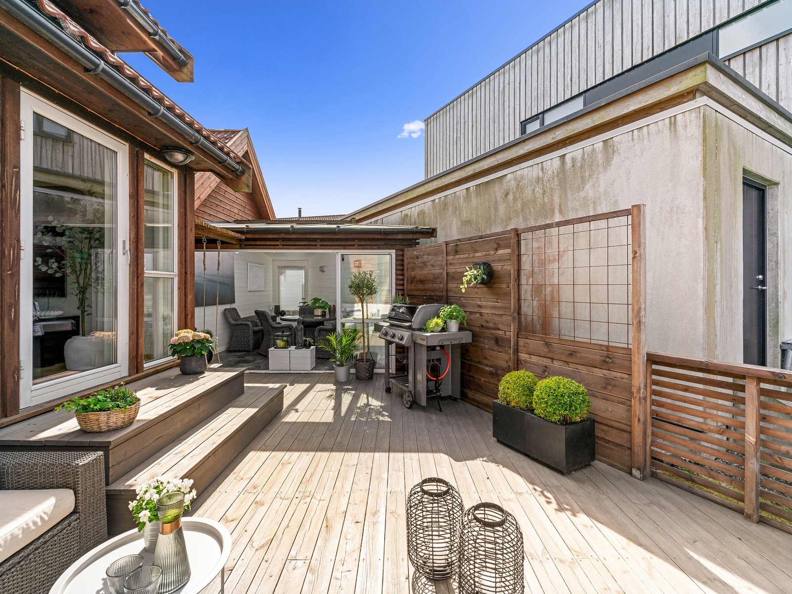Fra stuen/kjøkkenet er det utgang til en flott terrasse, terrassen er en fin romforlengelse på varme sommerdager. Galleribilde