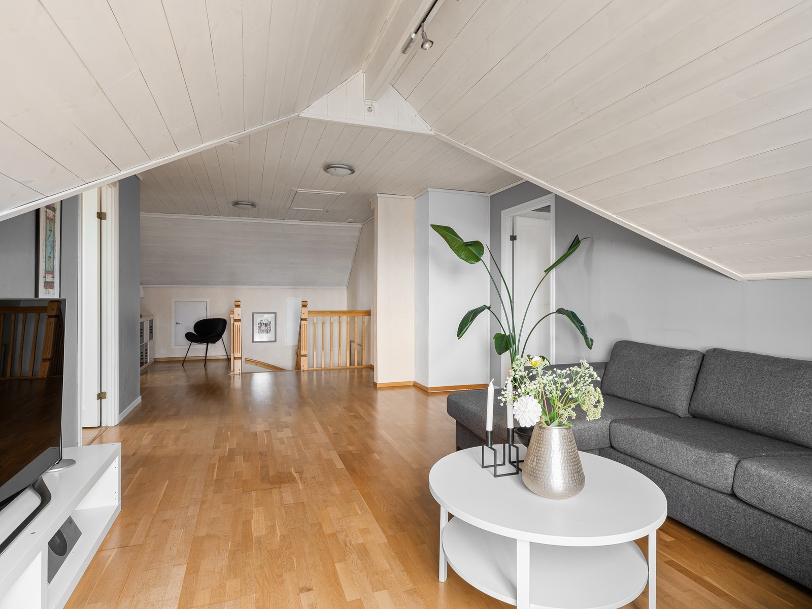 Rommet har fleksible møbleringsmuligheter, og egner seg godt både som TV-stue, lekerom eller for kombinert bruk. Den åpne plasseringen gir en god tilknytning til soverommene og gjør loftstuen til et naturlig samlingspunkt i etasjen. Galleribilde