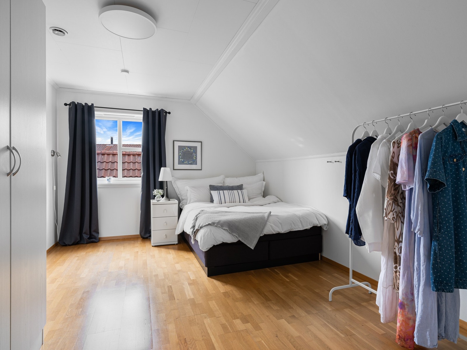 Rommene er malt i en behagelig farge som skaper en rolig og avslappende atmosfære. Galleribilde
