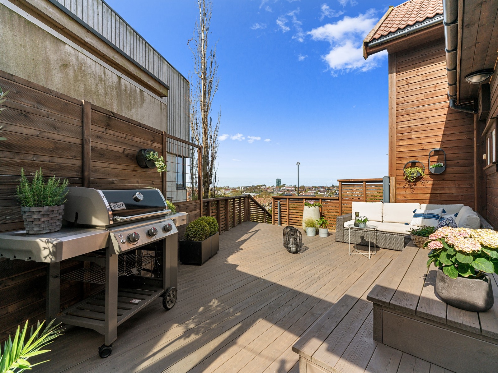 Uteområde har god plass til diverse utemøblement, planter og grill. Galleribilde