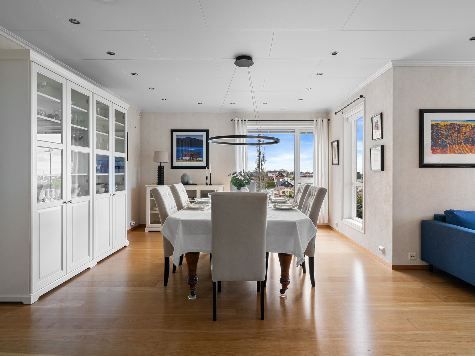 Rommet har plass til et spisebord hvor en kan invitere både venner og familie på middagsbesøk. Galleribilde