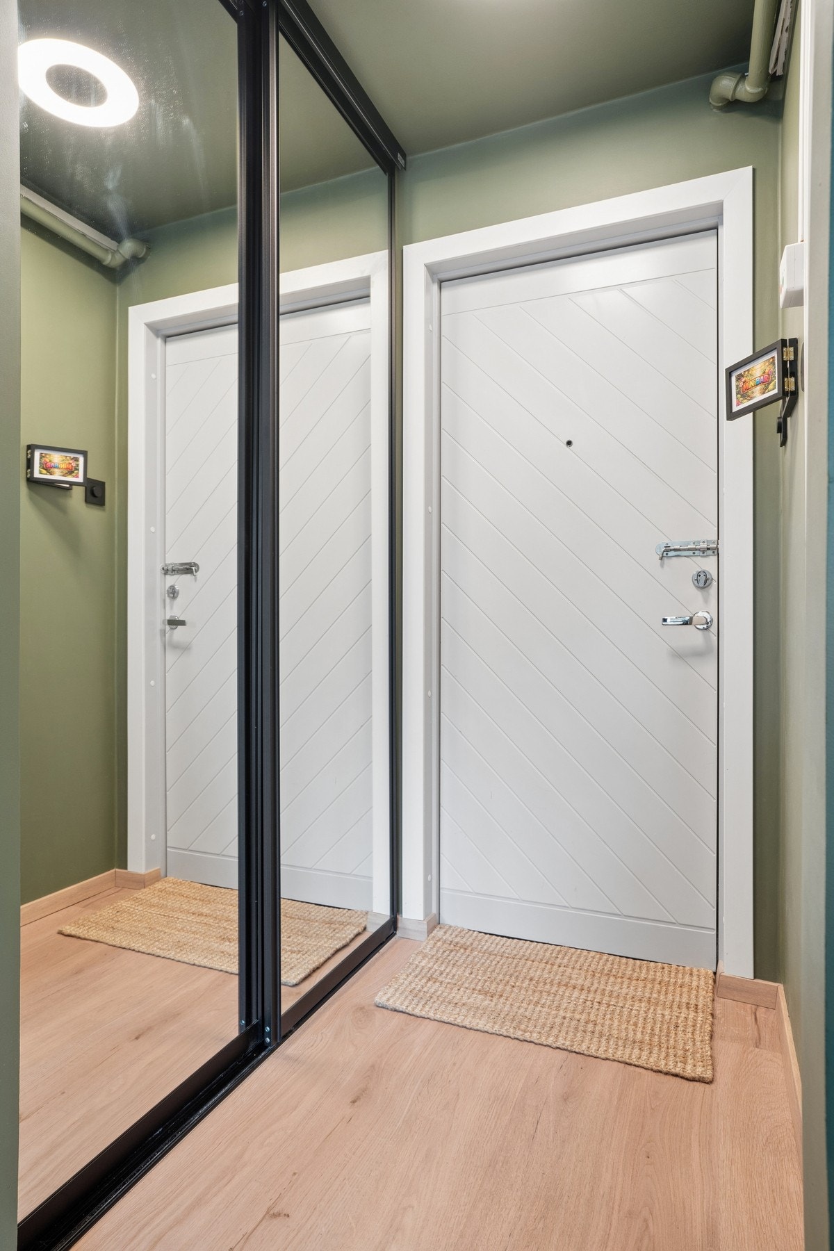 Skyvedørsgarderobe med speilfronter gir god oppbevaringsplass og en økt romfølelse. Galleribilde