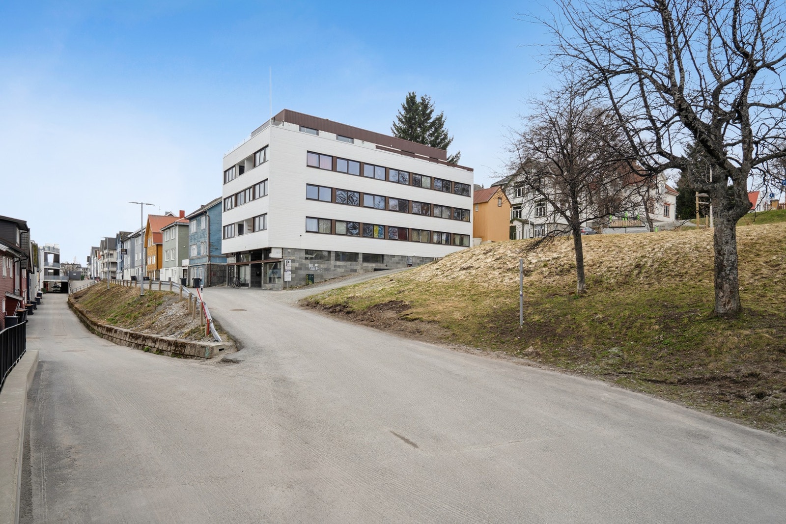 Herfra er det gangavstand til butikker, kafeer og alle servicetilbud i Tromsø sentrum. Galleribilde