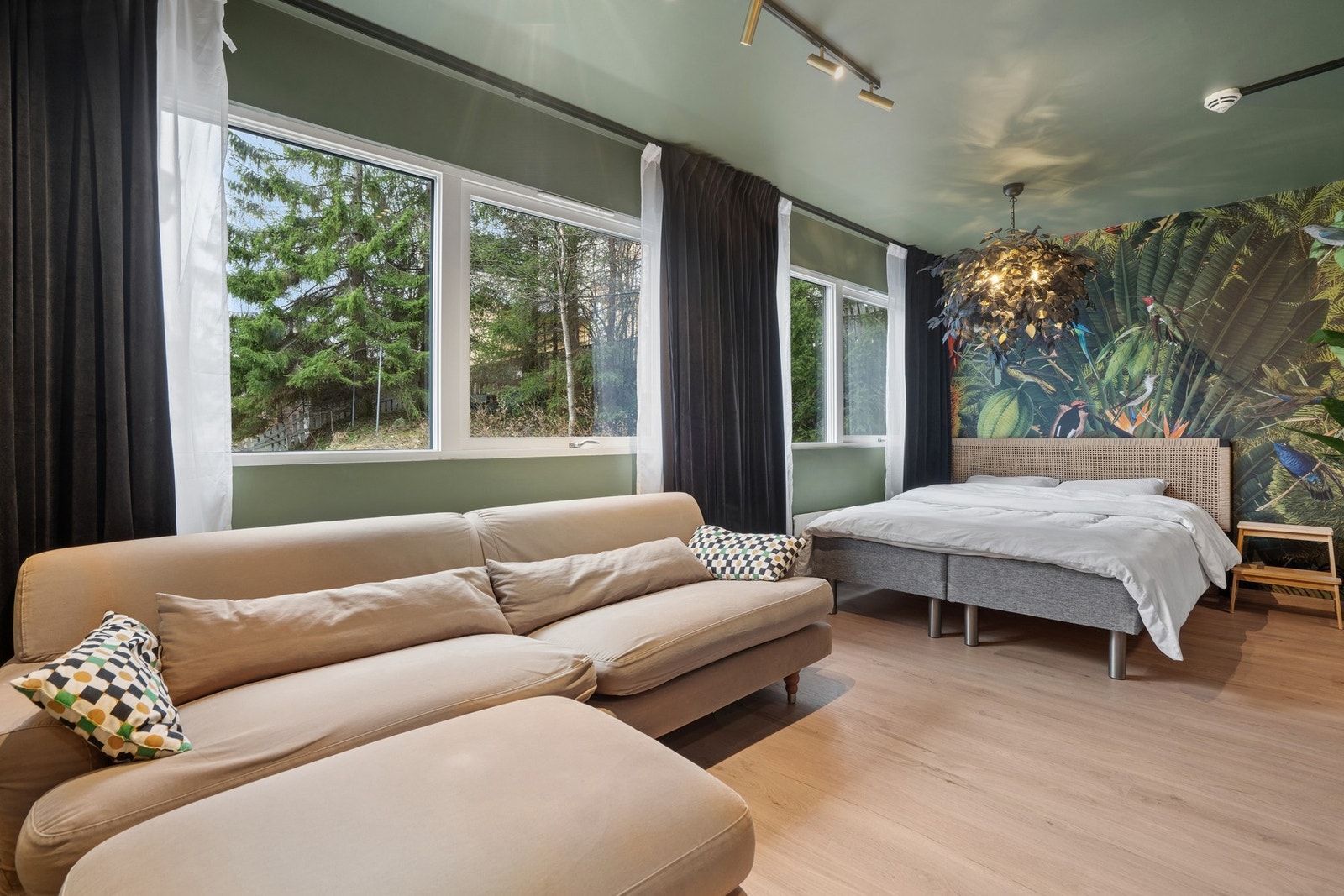 Hovedrommet er innredet med plassbesparende løsninger for seng, sofa og spiseplass. Galleribilde
