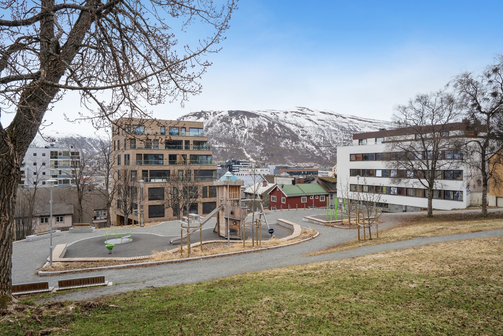 Nærområdet byr på lekeplasser og grøntarealer. Galleribilde
