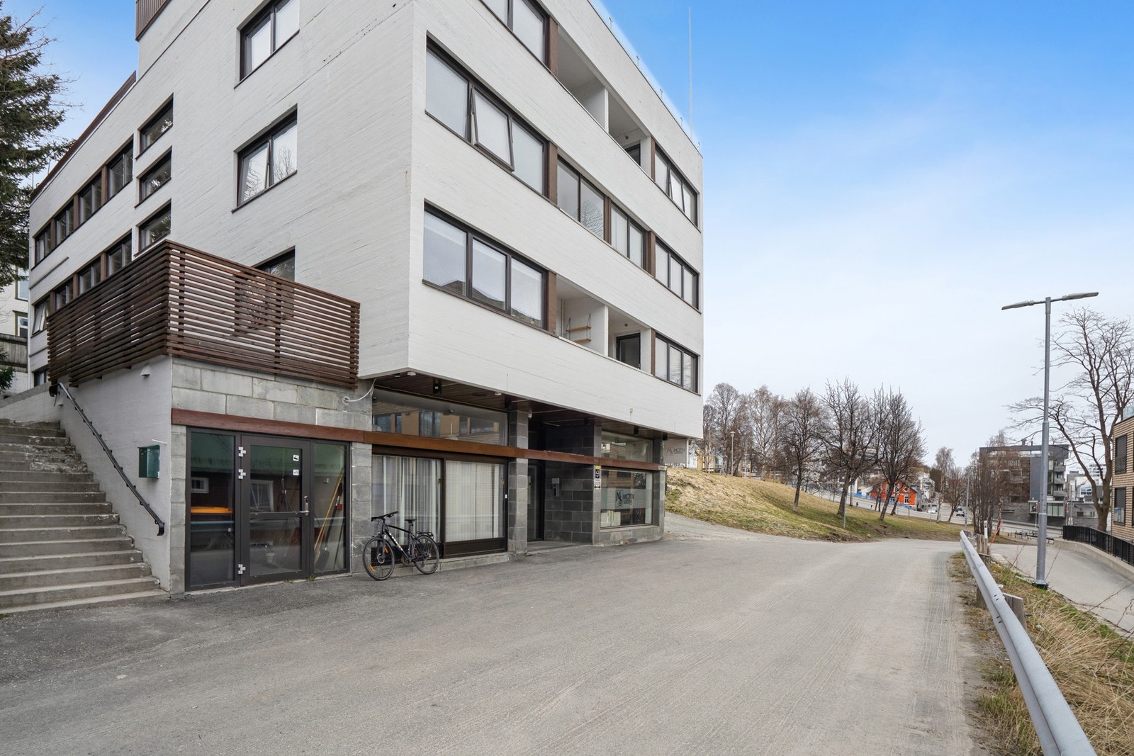 Leiligheten ligger i et etablert område med sentrumsnær beliggenhet. Galleribilde