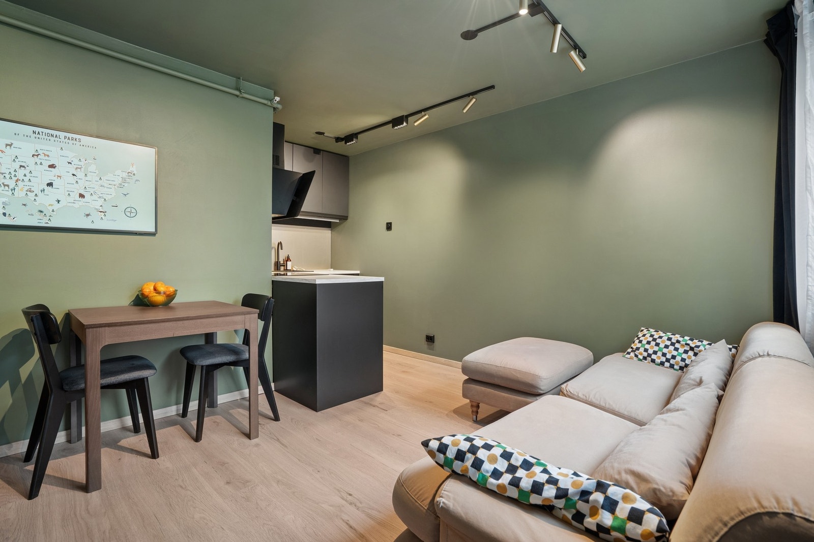 Gjennomtenkte fargevalg og god belysning fra takskinner. Galleribilde