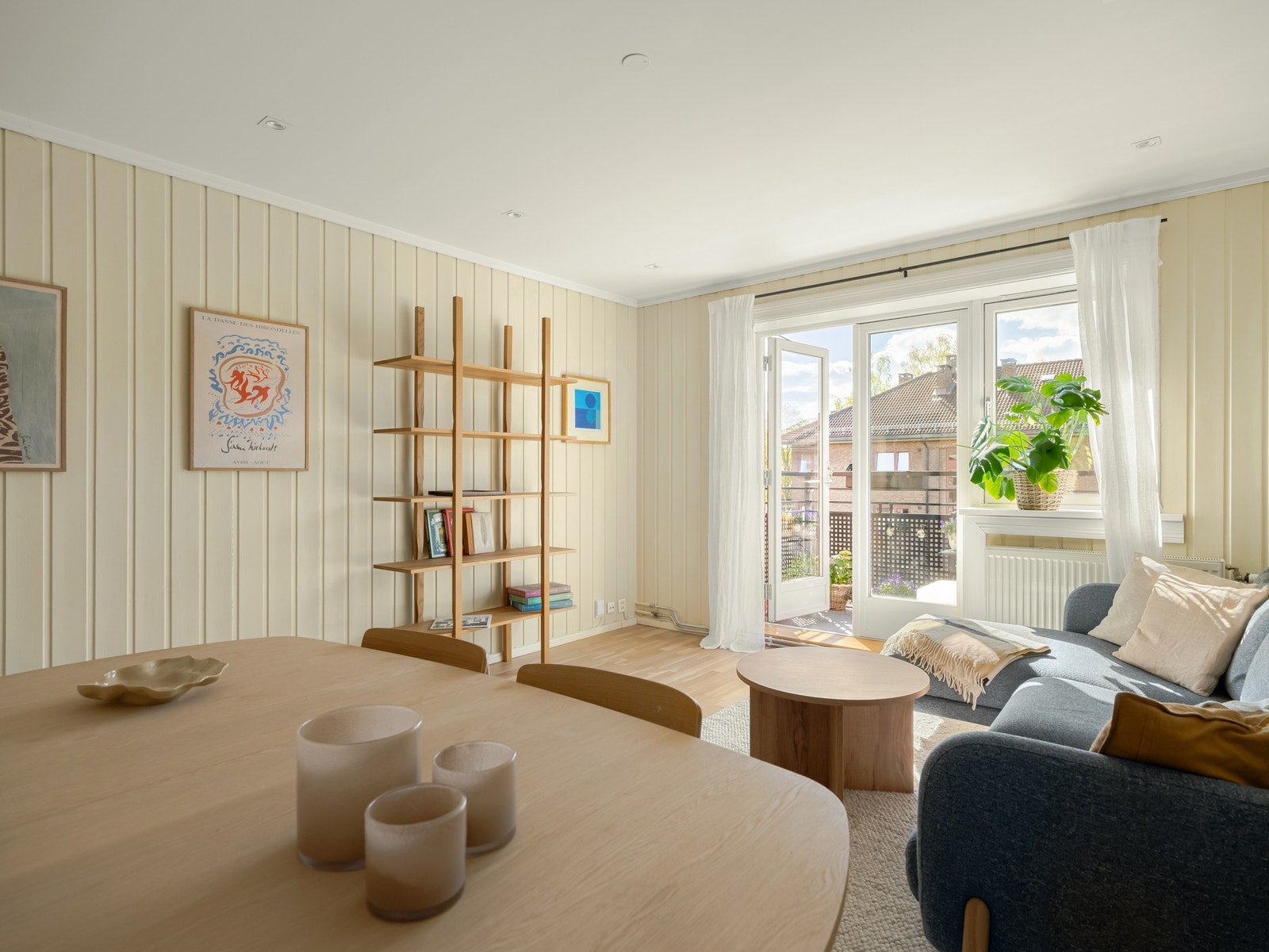 Møbleringen faller naturlig, som vil si at sofaen og TV-en har plass vis-á-vis hverandre. Galleribilde