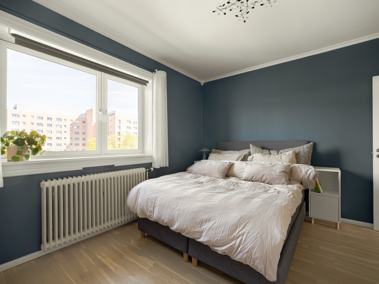 Det er både plass til stor dobbeltseng, nattbord, hjemmekontor ... Galleribilde
