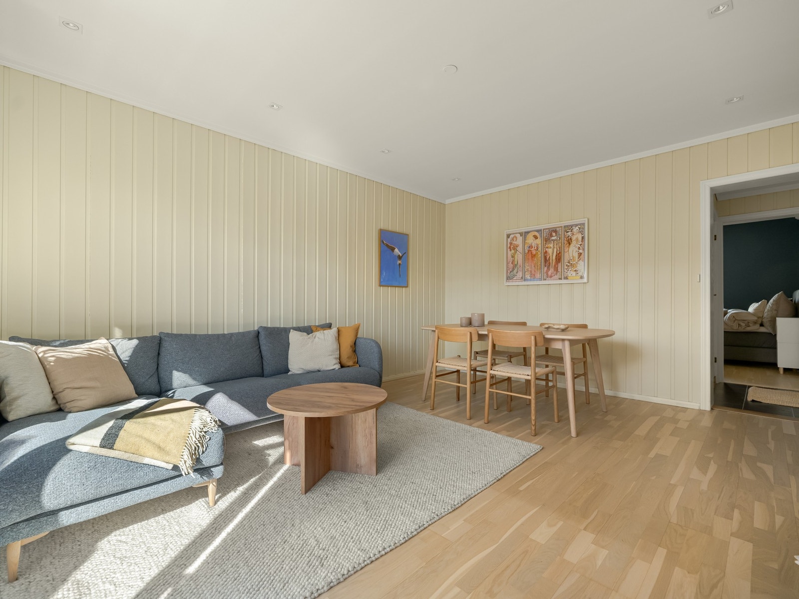 Her overdriver vi ikke når vi sier at det er plass til både en stor sofa, og et spisebord av god størrelse. Galleribilde