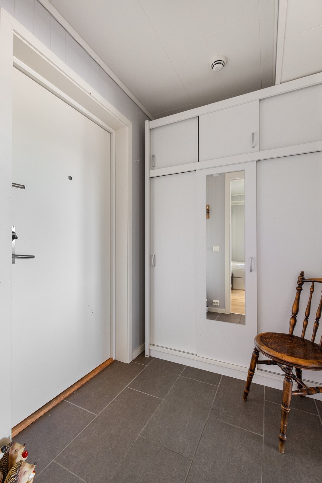 Flislagt entré med god oppbevaring i garderobeskap Galleribilde