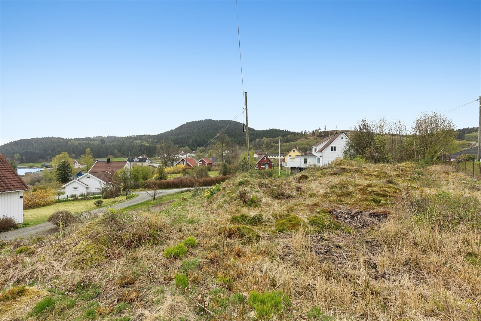 Selger eier to tomter bak eiendommen. Disse kan kjøpes samlet om ønskelig. Galleribilde