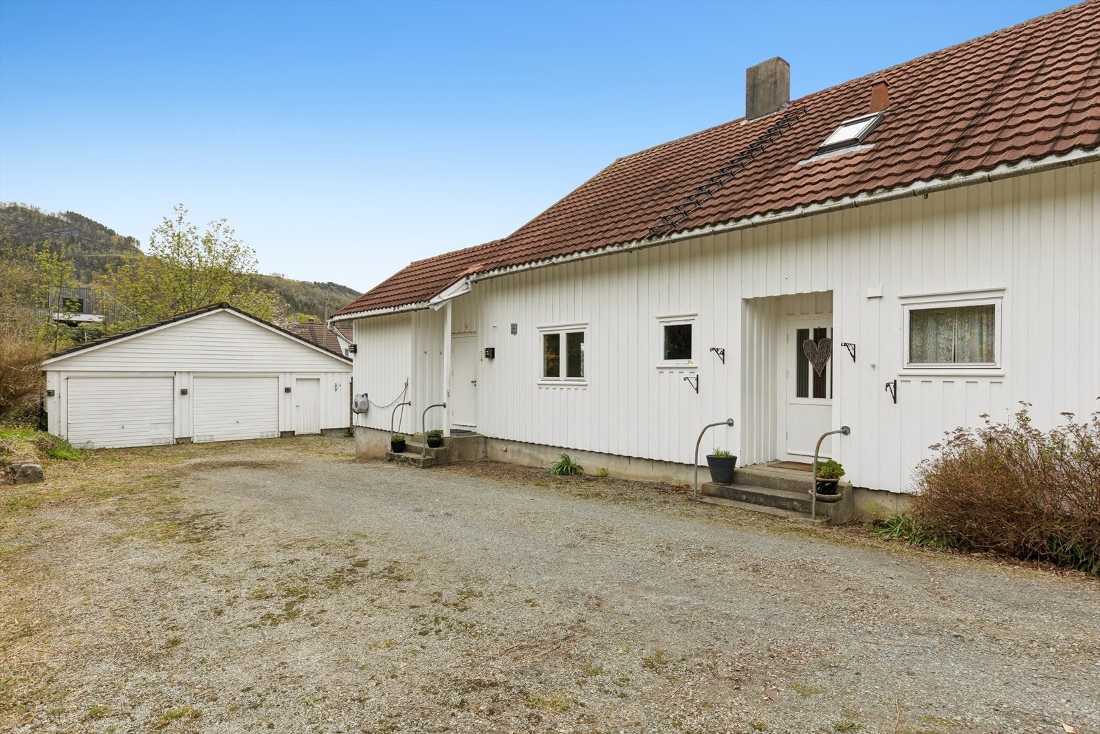 Stor garasje tilhørende eiendommen. Galleribilde
