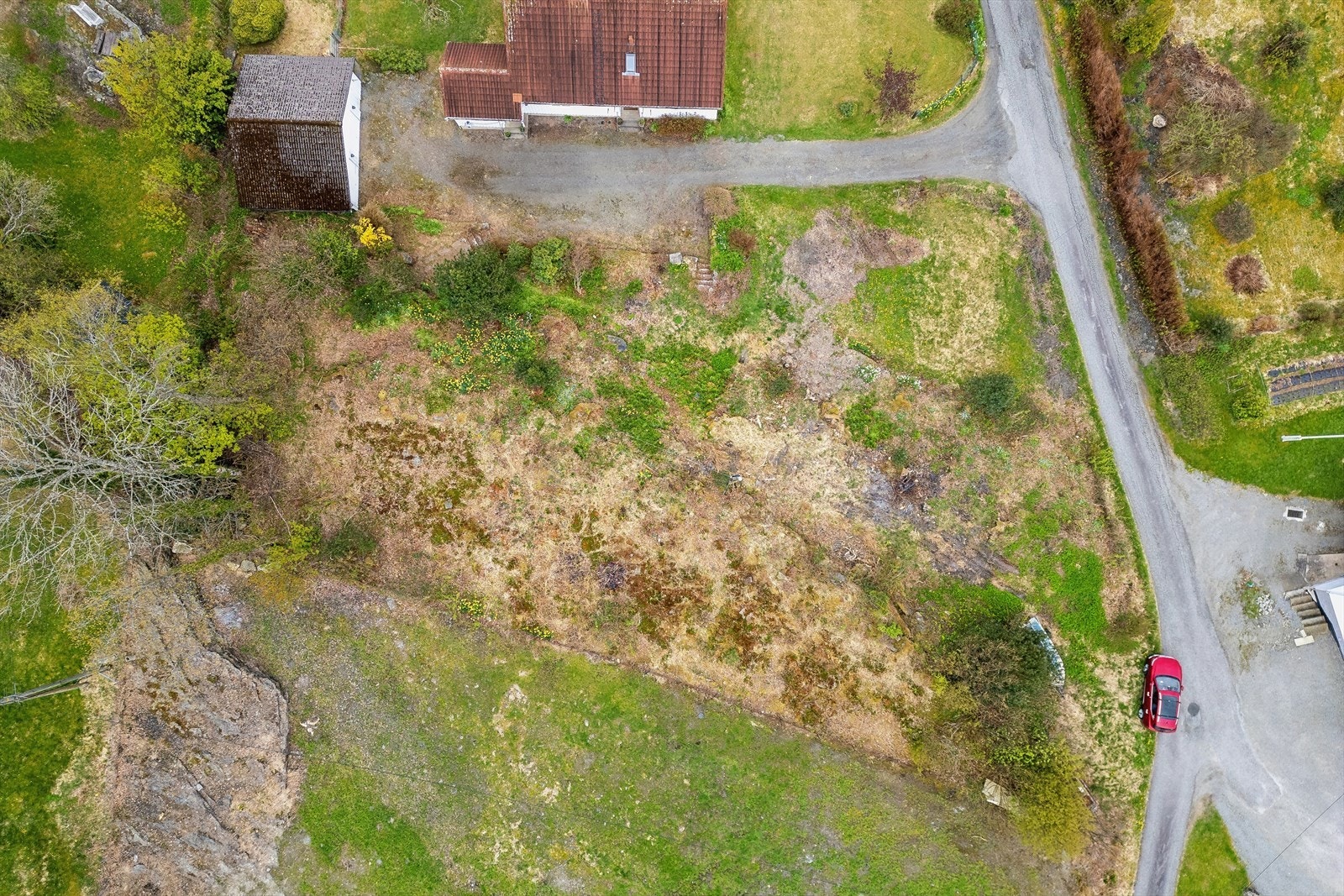 Dronebilde av tomtene bak eiendommen som kan kjøpes samlet om ønskelig. Galleribilde