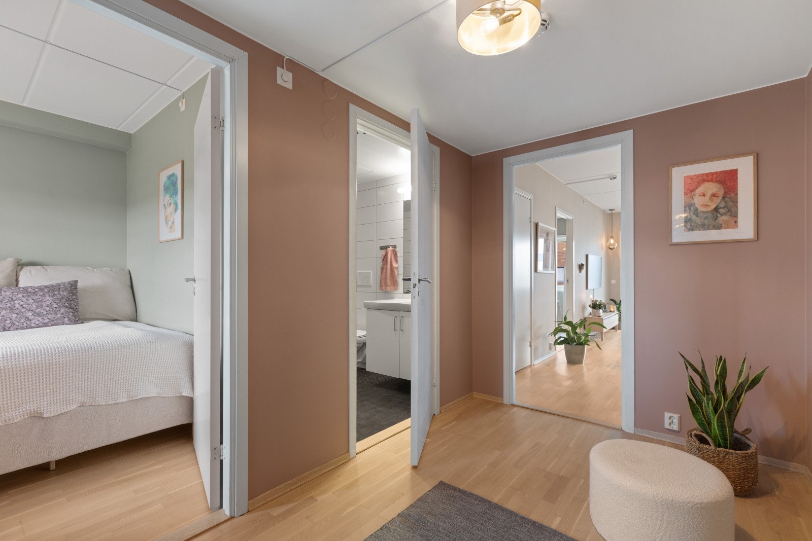 Rommet oppleves som luftig og fleksibelt, og gir gode møbleringsmuligheter dersom man ønsker benk, kommode eller annen innredning. Velkommen! Galleribilde