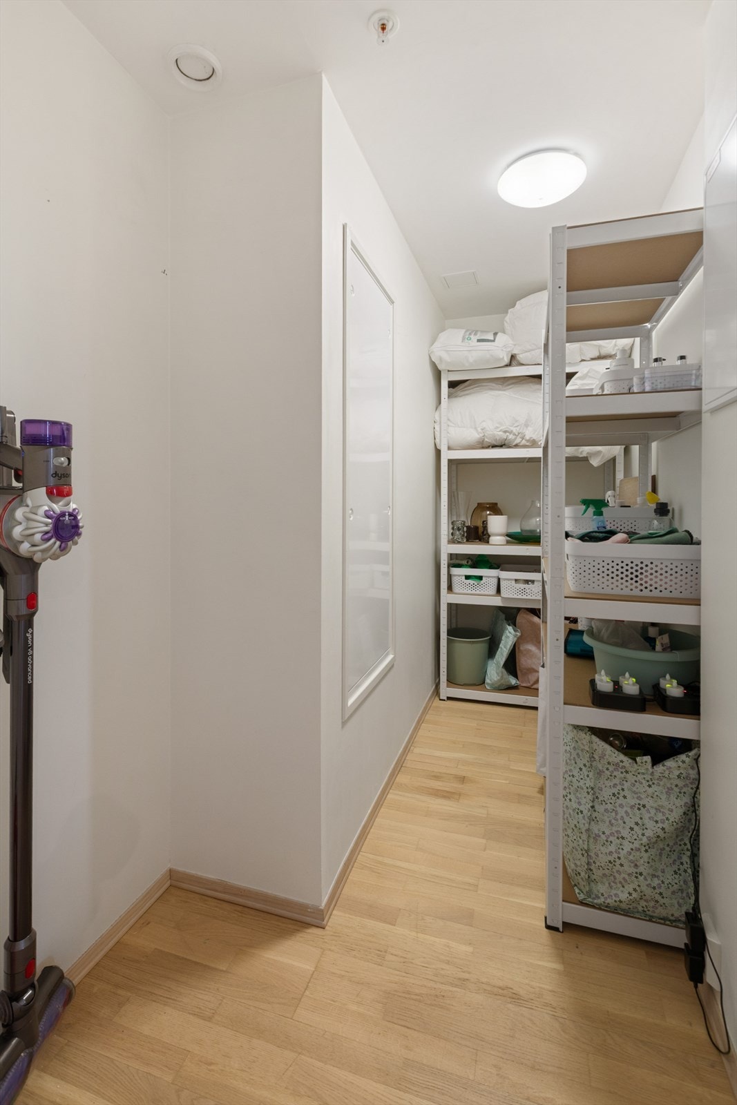Fra stuen har man adkomst til en praktisk og smart lagringsbod med god oppbevaringsplass. Galleribilde