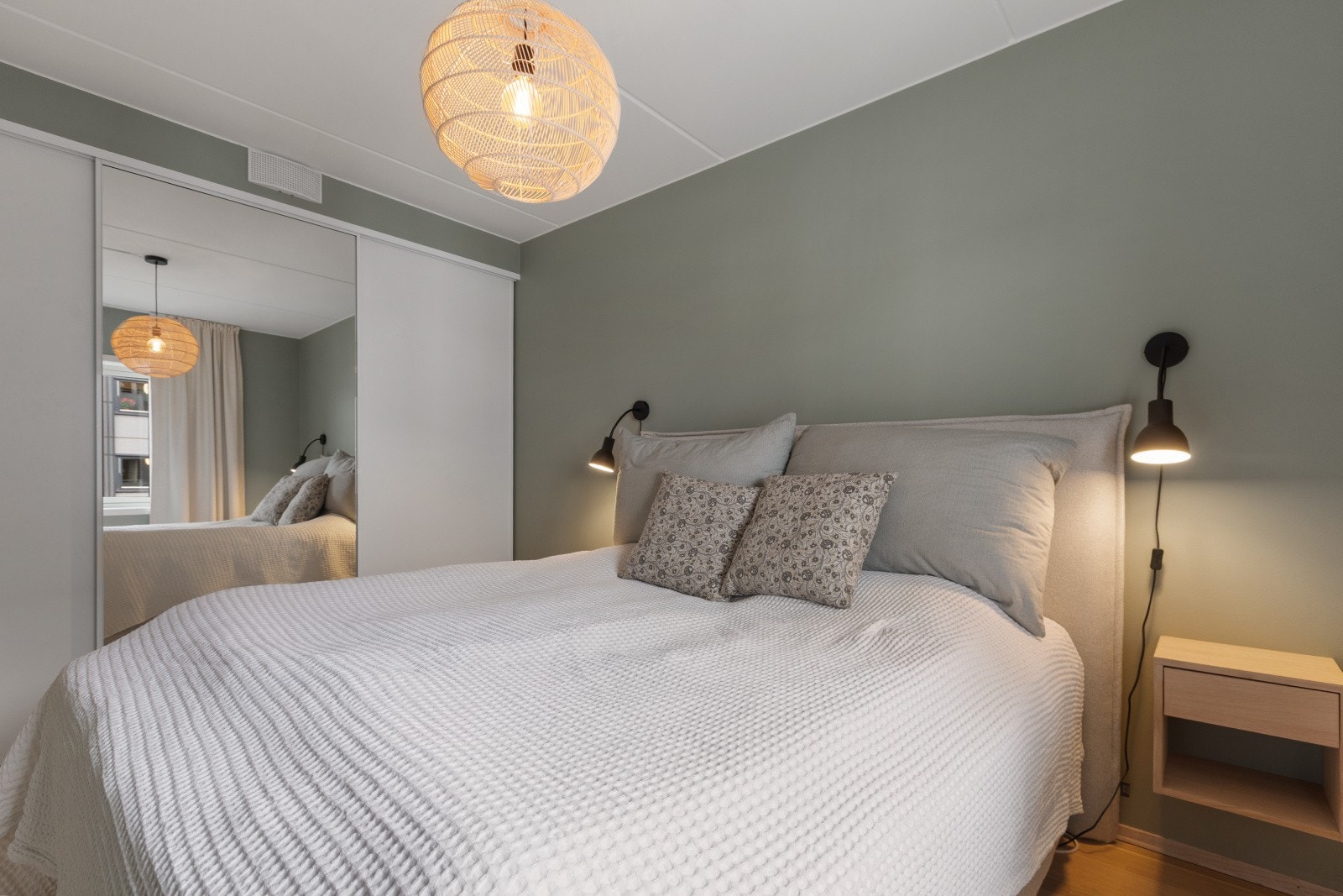 Hovedsoverommet har adkomst fra stuen og er stilfullt innredet med en stor dobbeltseng med tilhørende nattbord, samt en romslig og praktisk skyvedørsgarderobe som gir rikelig med oppbevaringsplass til klær og øvrig innhold. Galleribilde