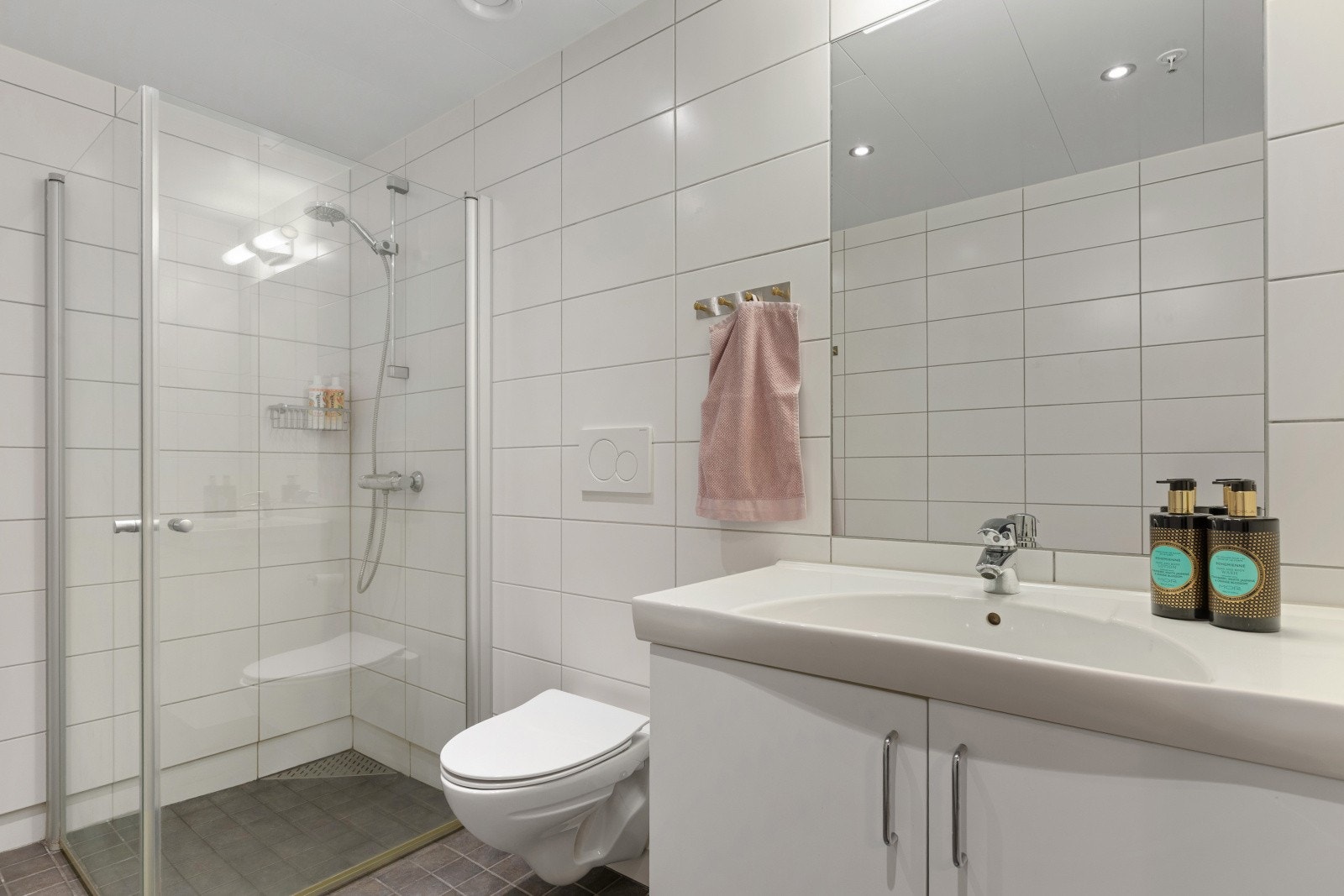 Her er det behagelig gulvvarme og downlights i himlingen, som gir både ekstra komfort og en lun, eksklusiv atmosfære. Baderomsinnredningen består av skap med stilrene, glatte fronter som gir et tidløst uttrykk og gode oppbevaringsmuligheter. Galleribilde