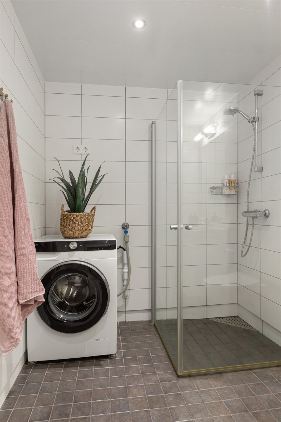 Av sanitærutstyr finner du servant med tilhørende innredning, klosett, dusj på gulv samt opplegg for vaskemaskin. Et romslig og funksjonelt baderom som kombinerer komfort, kvalitet og et pent design på en svært god måte. Galleribilde