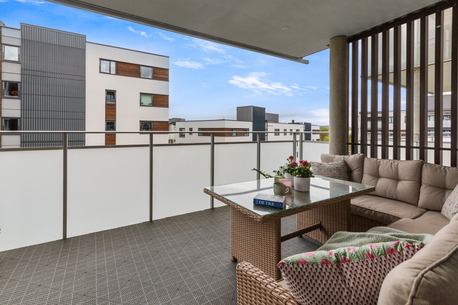 Fra stuen har du direkte utgang til en flott, romslig og vestvendt balkong på ca. 14 m² med svært gode solforhold. Galleribilde