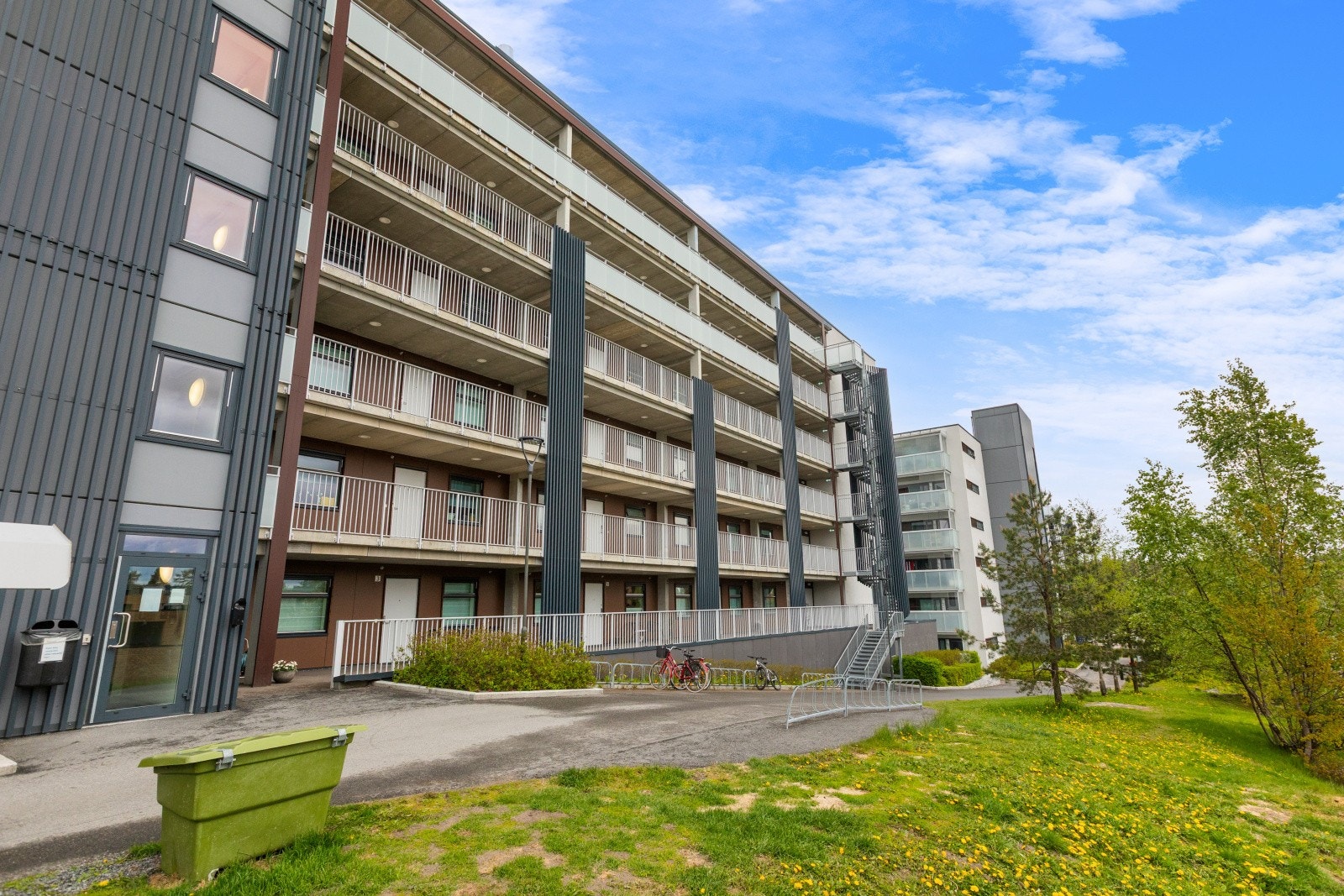 Eiendommen har en populær og fin beliggenhet i Lørenskog sentrum. Her bor du godt med kort vei til servicetilbud samt nærhet til Østmarka med flotte turmuligheter sommer som vinter. Galleribilde