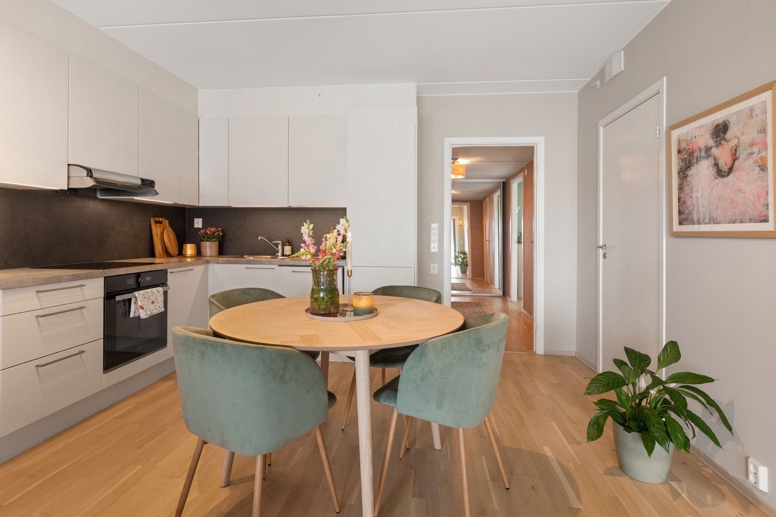 Leiligheten byr på et lyst og delikat kjøkken med rikelig skap- og benkeplass, utstyrt med kvalitets hvitevarer fra Miele. Galleribilde