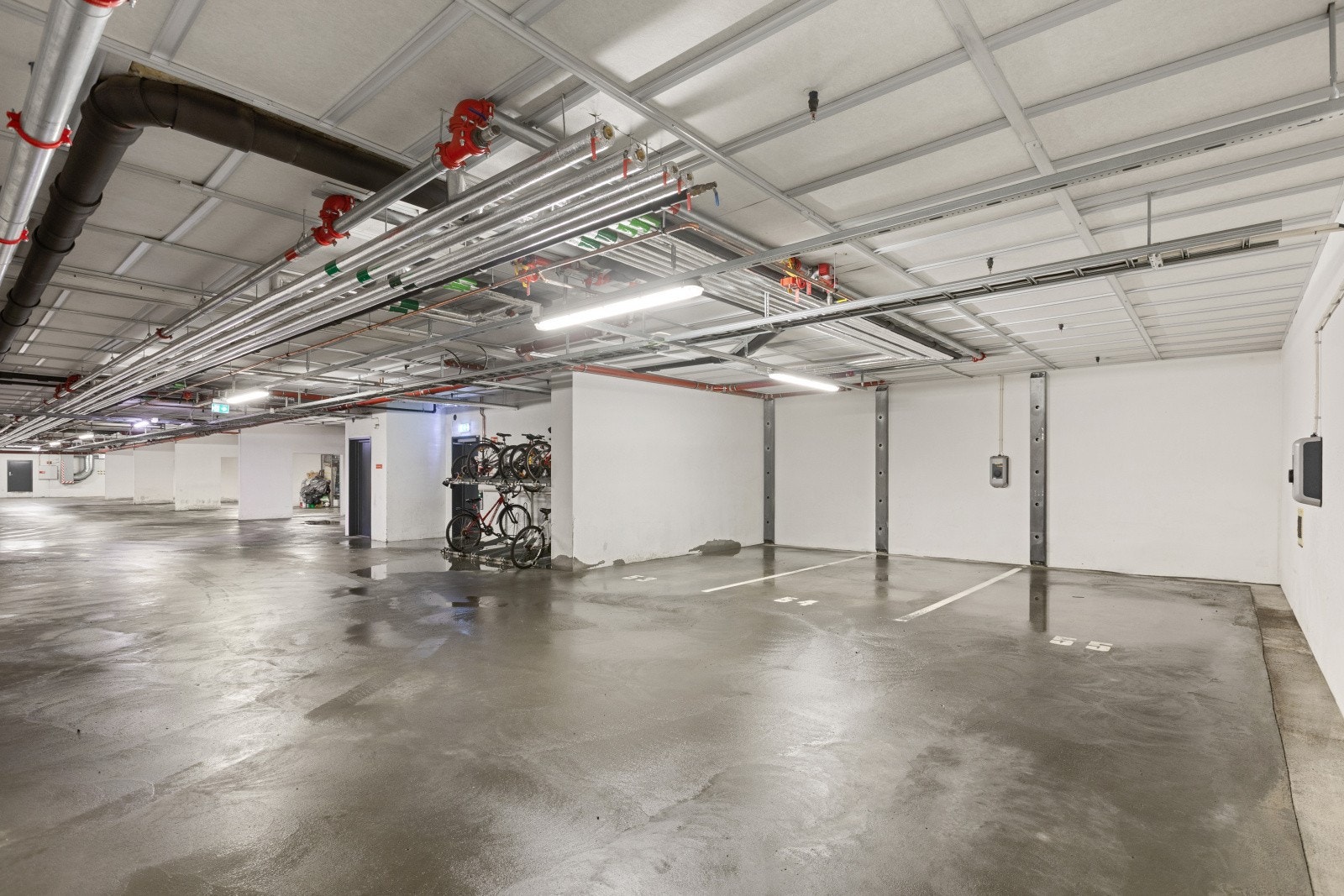 Leiligheten disponerer en fast garasjeplass med elbillader i felles garasjeanlegg. Galleribilde