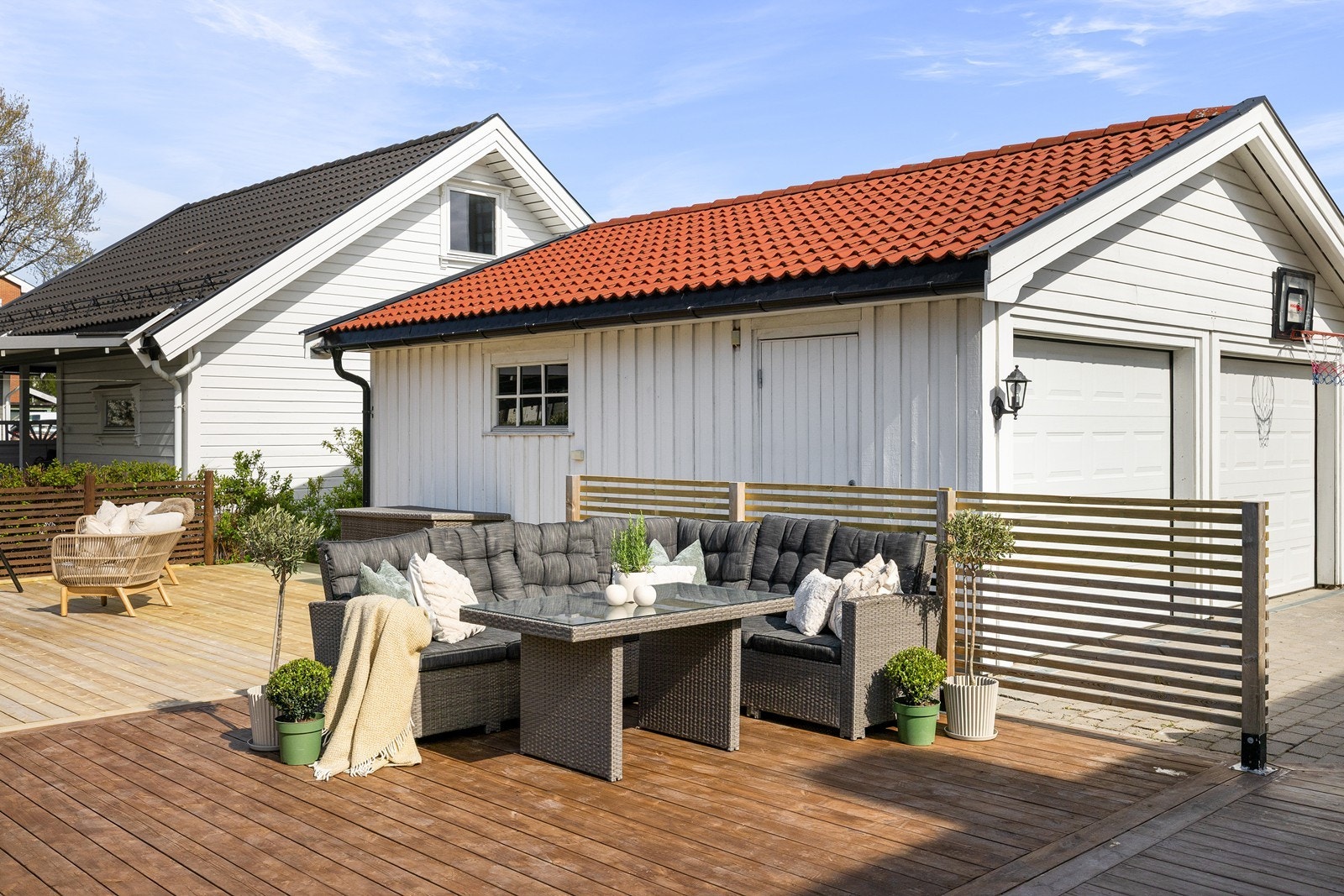 Her ute er det rikelig med plass til mange ulike sittegrupper, samt grill og solsenger. Galleribilde
