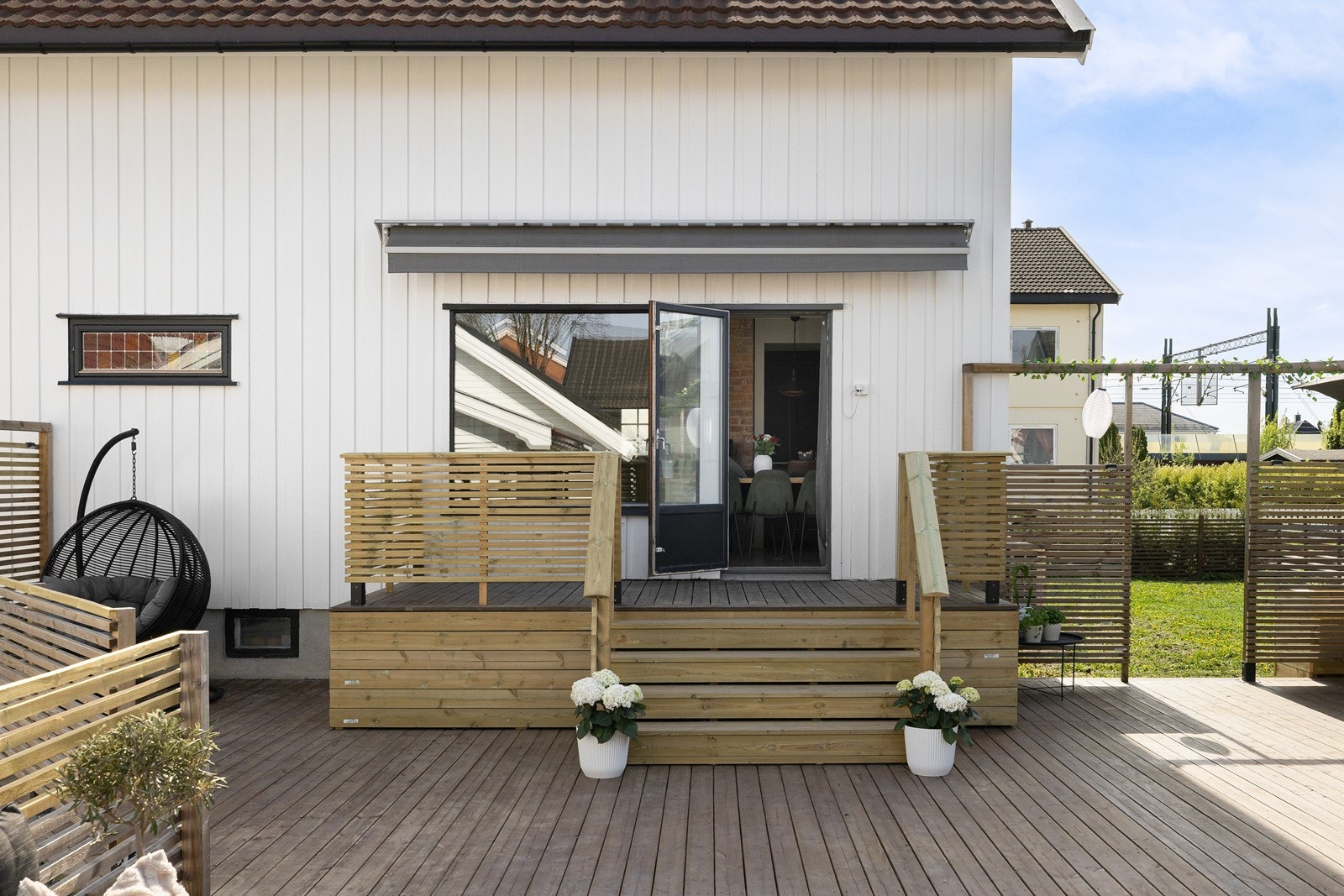 Fra stuen er det utgang til en balkong, med videre trapp ned til en stor platting. Galleribilde