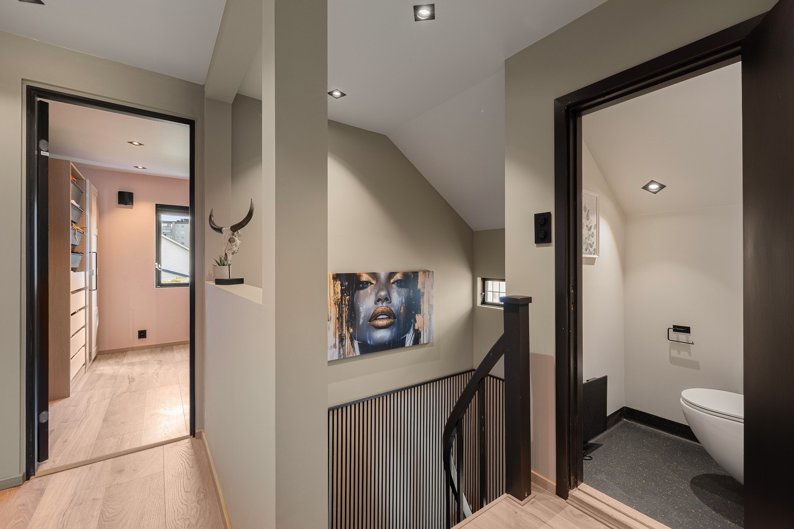Videre rommer etasjen tre soverom. Galleribilde