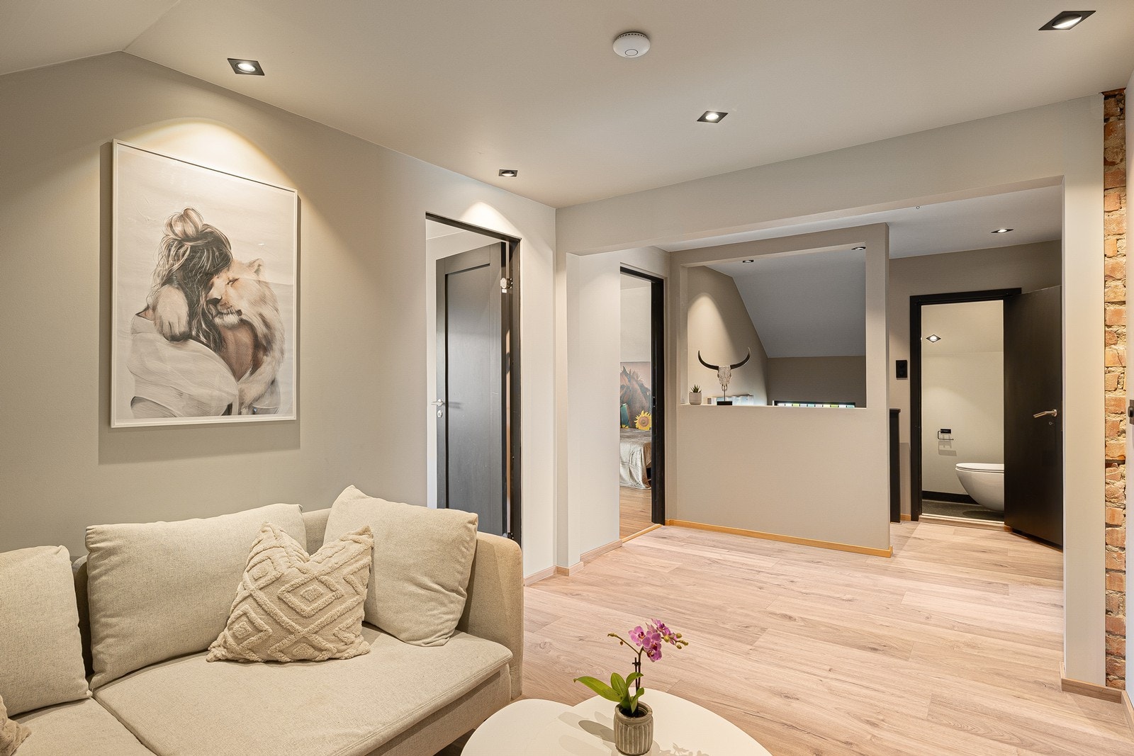 Det er blitt etablert en stueløsning i etasjen, innredet med sofa, tv-møbel og øvrig innredning. Rommet har ikke vindusflater, og tilfredsstiller ikke kravet til rom for varig opphold. Galleribilde