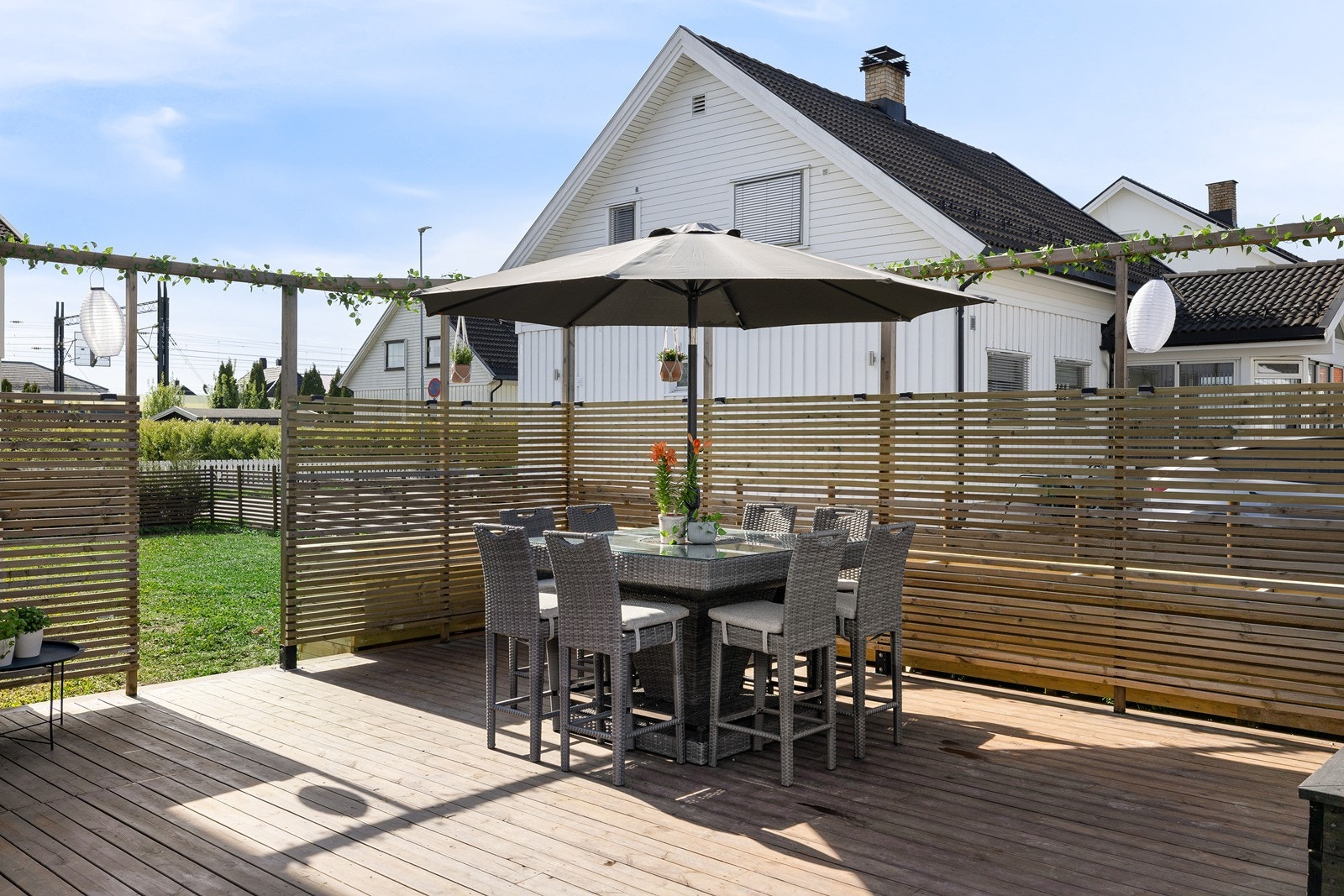 I tillegg er det utgang til eiendommens hage - her er det rikelig med boltreplass for hele familien! Galleribilde