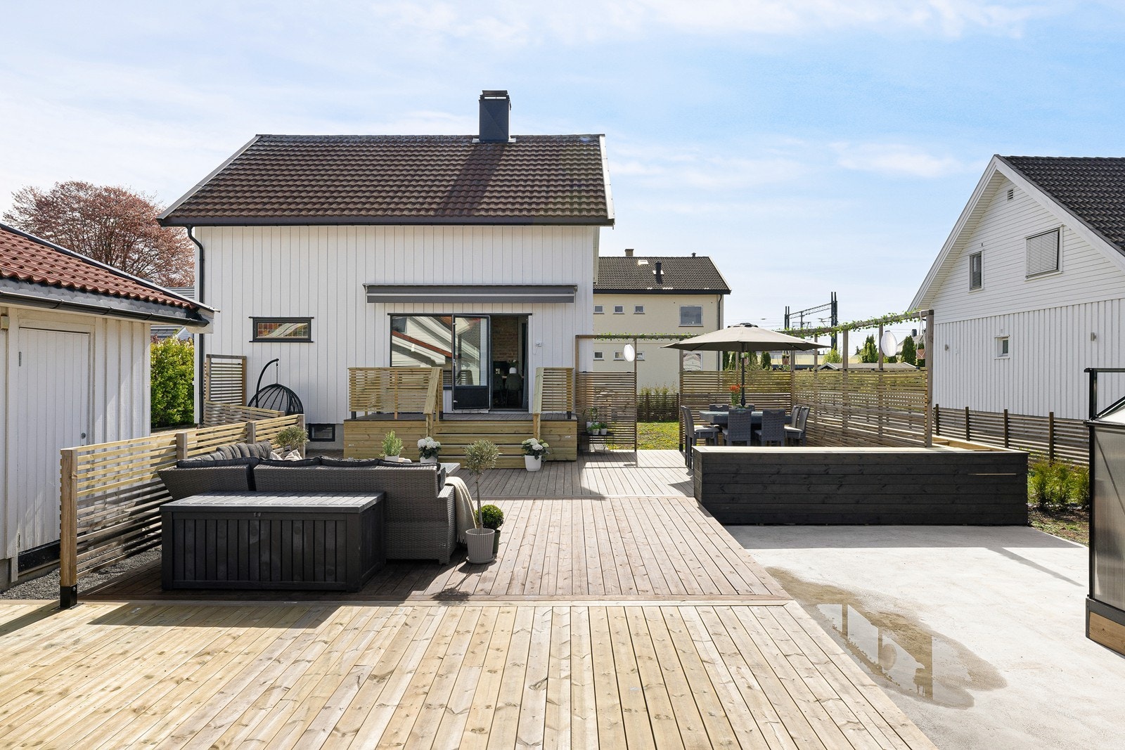 Terrassen er fint skjermet med rekkverk og spilevegger. Galleribilde