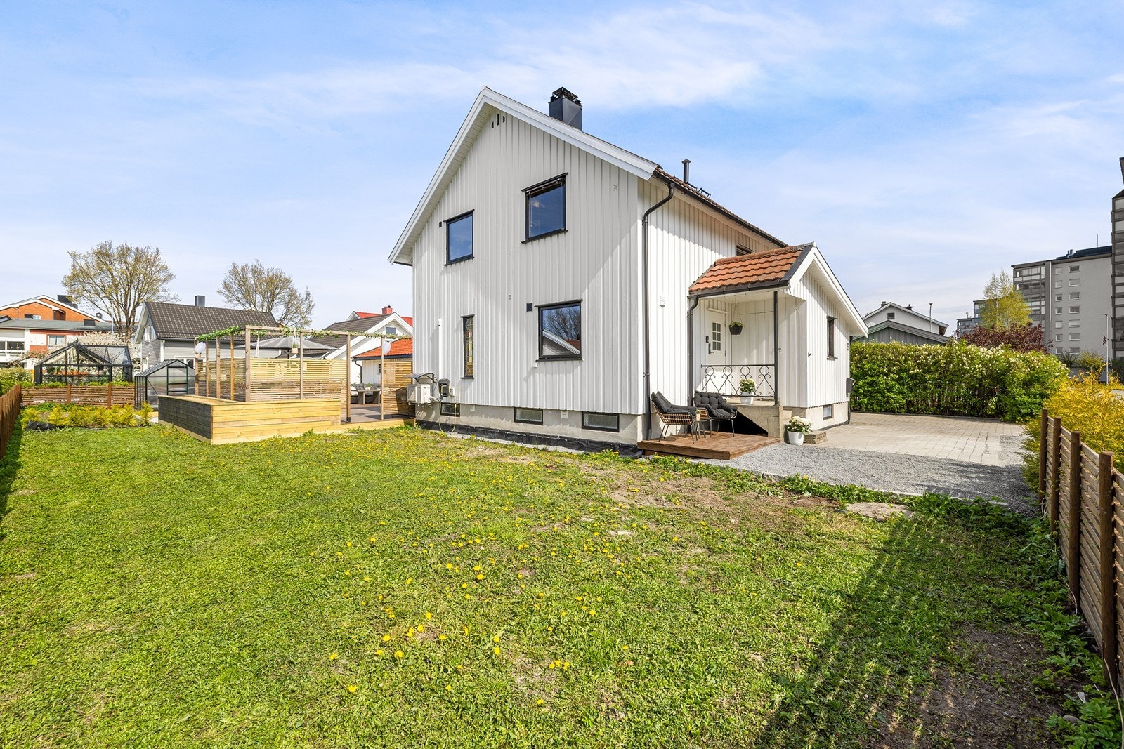 Det er gangavstand til både skole og barnehage, og området byr på gode rekreasjonsmuligheter med turstier, idrettsanlegg og flotte grøntområder. Galleribilde
