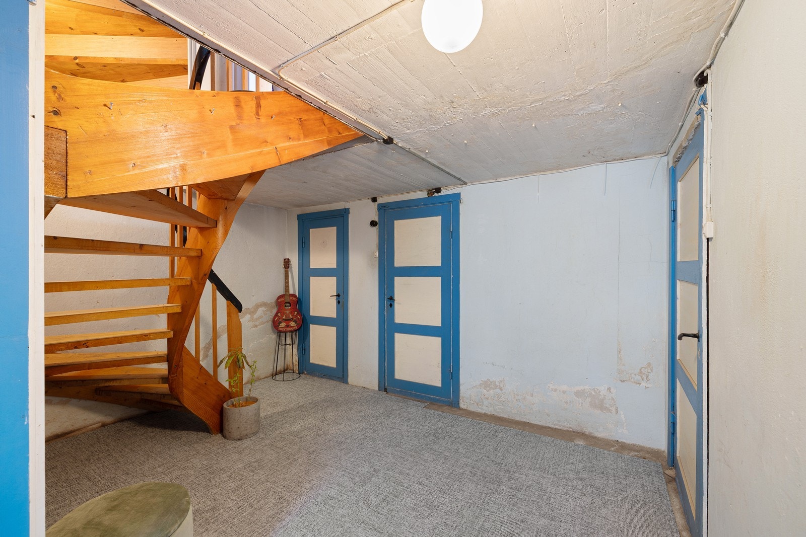 Fra trappen kommer man ned i en gang. Herfra er det inngang til bodarealer som egner seg for lagring, samt vaskerom og toalettrom. Galleribilde