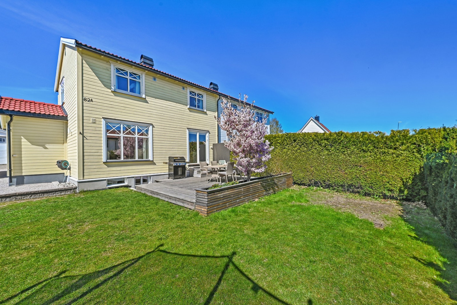 Boligen har skjermet hageareal og flotte terrasser på begge sider av huset. Galleribilde