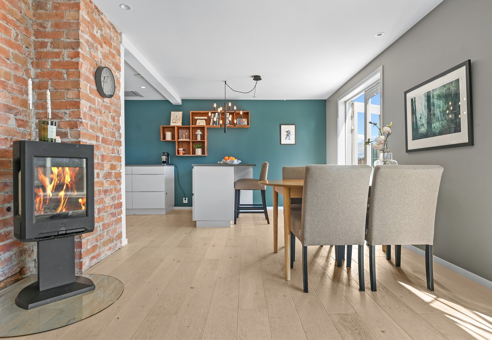 Det er laget åpen løsning mellom stue og kjøkken, og dette gir både gjennomlys og utnytter arealene bedre. Galleribilde