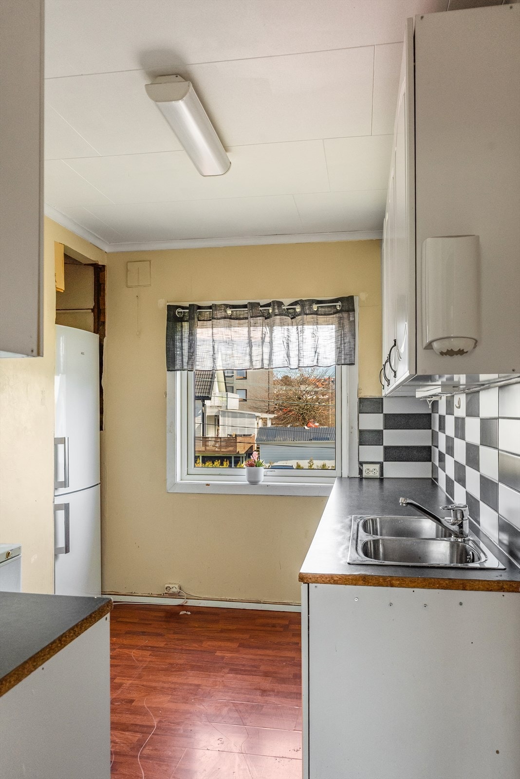 Kjøkken med funksjonell innredning, glatte fronter og laminert benkeplate. Galleribilde