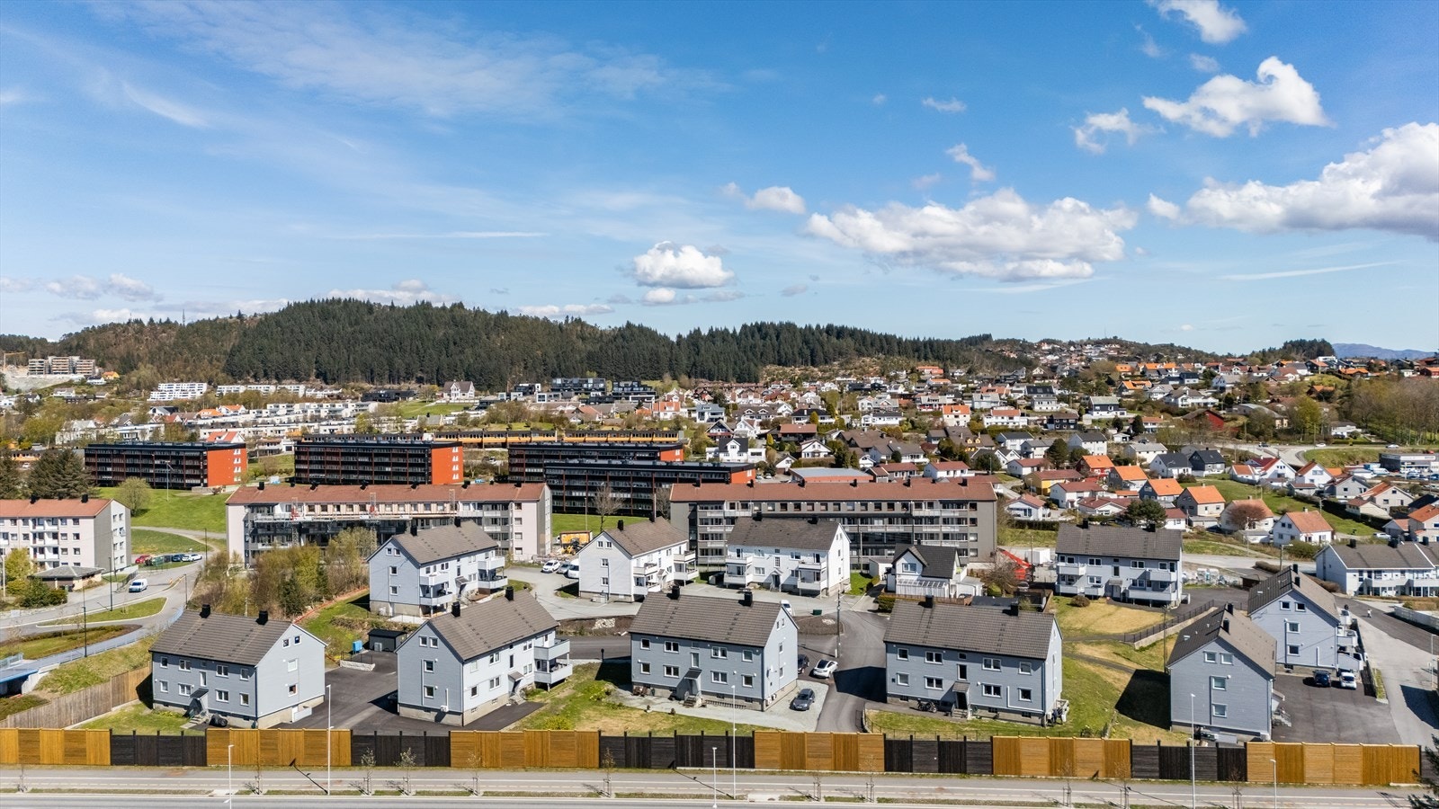Eiendommen ligger i et etablert og rolig nabolag i Haugesund, med nærhet til turområder. Galleribilde
